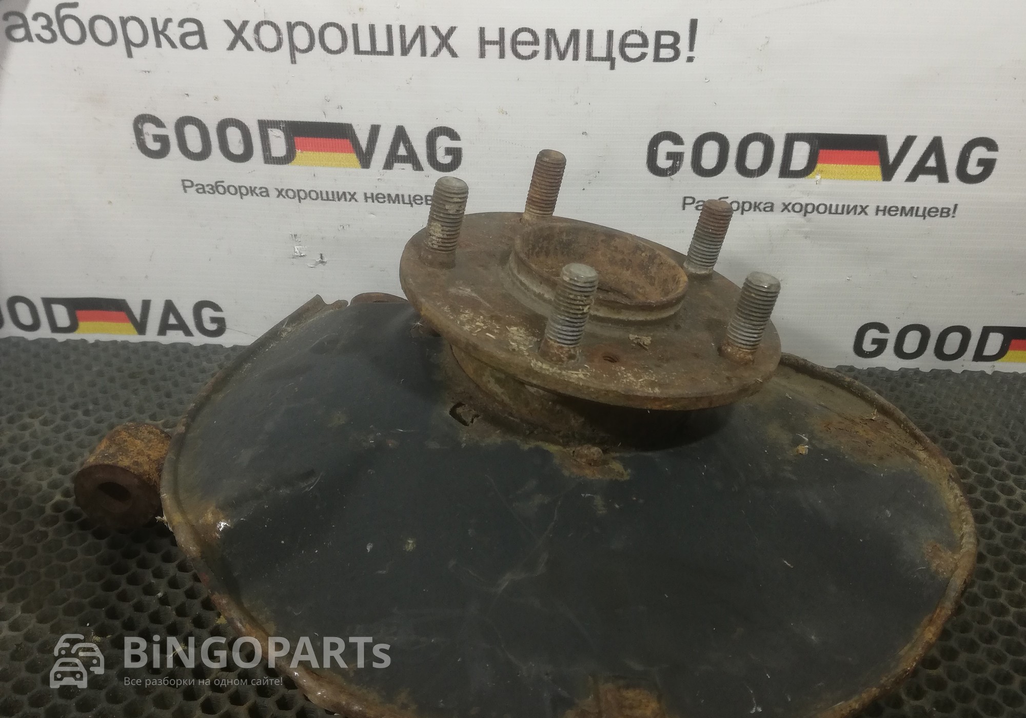 357407256C Кулак поворотный правый для Volkswagen Golf III (с 1991 по 1999)