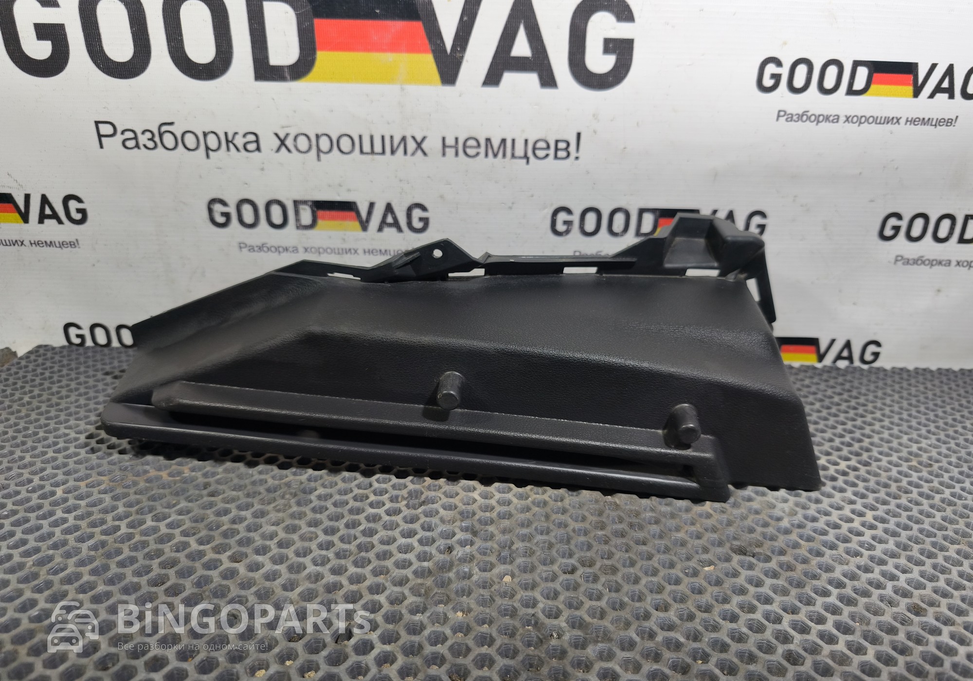 5E5867761 Кронштейн полки багажника левый для Skoda Octavia III (с 2012)