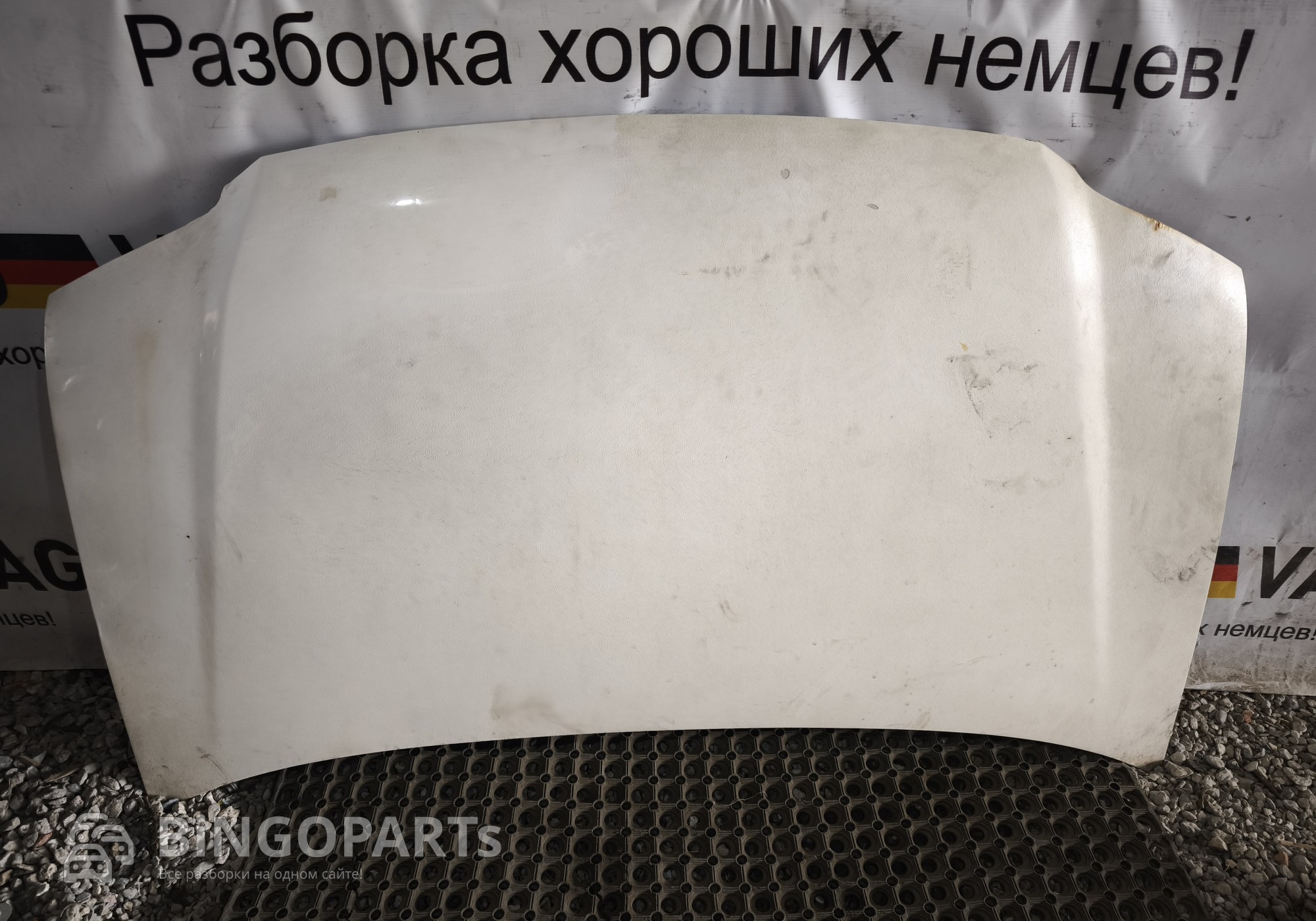 1T0823031D Капот белый