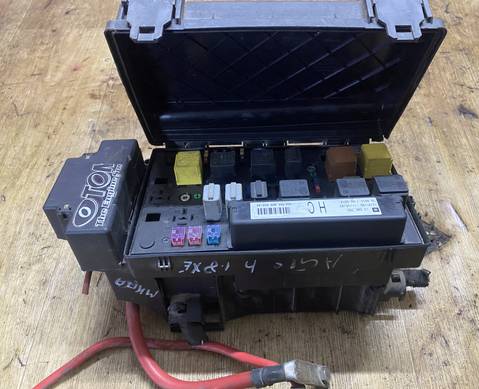 Блок предохранителей подкапотный Опель Астра Н для Opel Astra H (с 2004 по 2014)