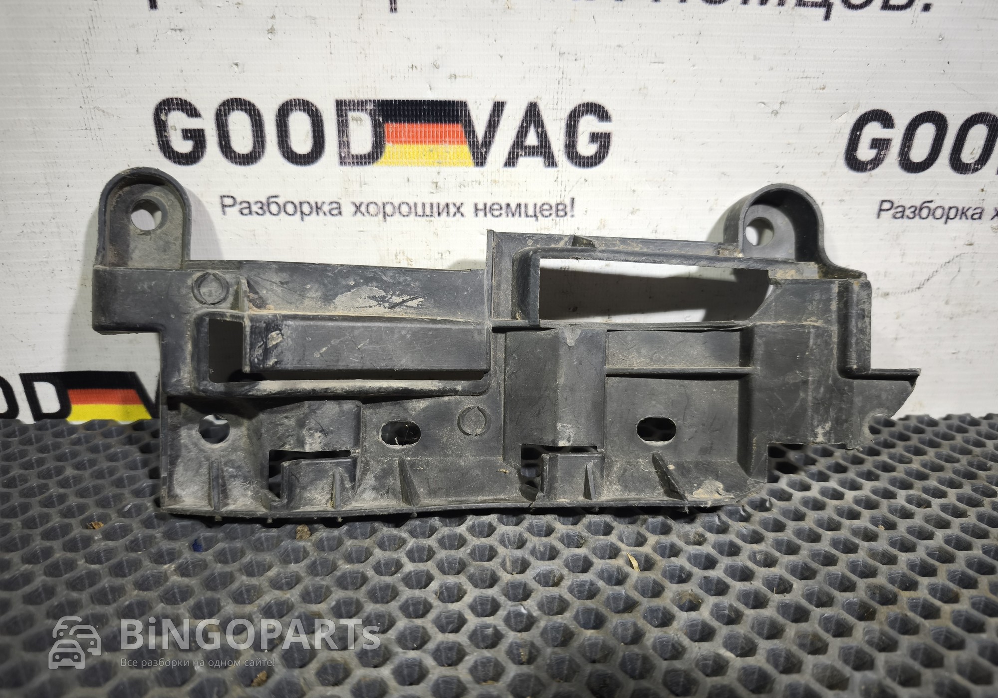 2K0807393 Кронштейн заднего бампера левый для Volkswagen Caddy III (с 2004 по 2015)