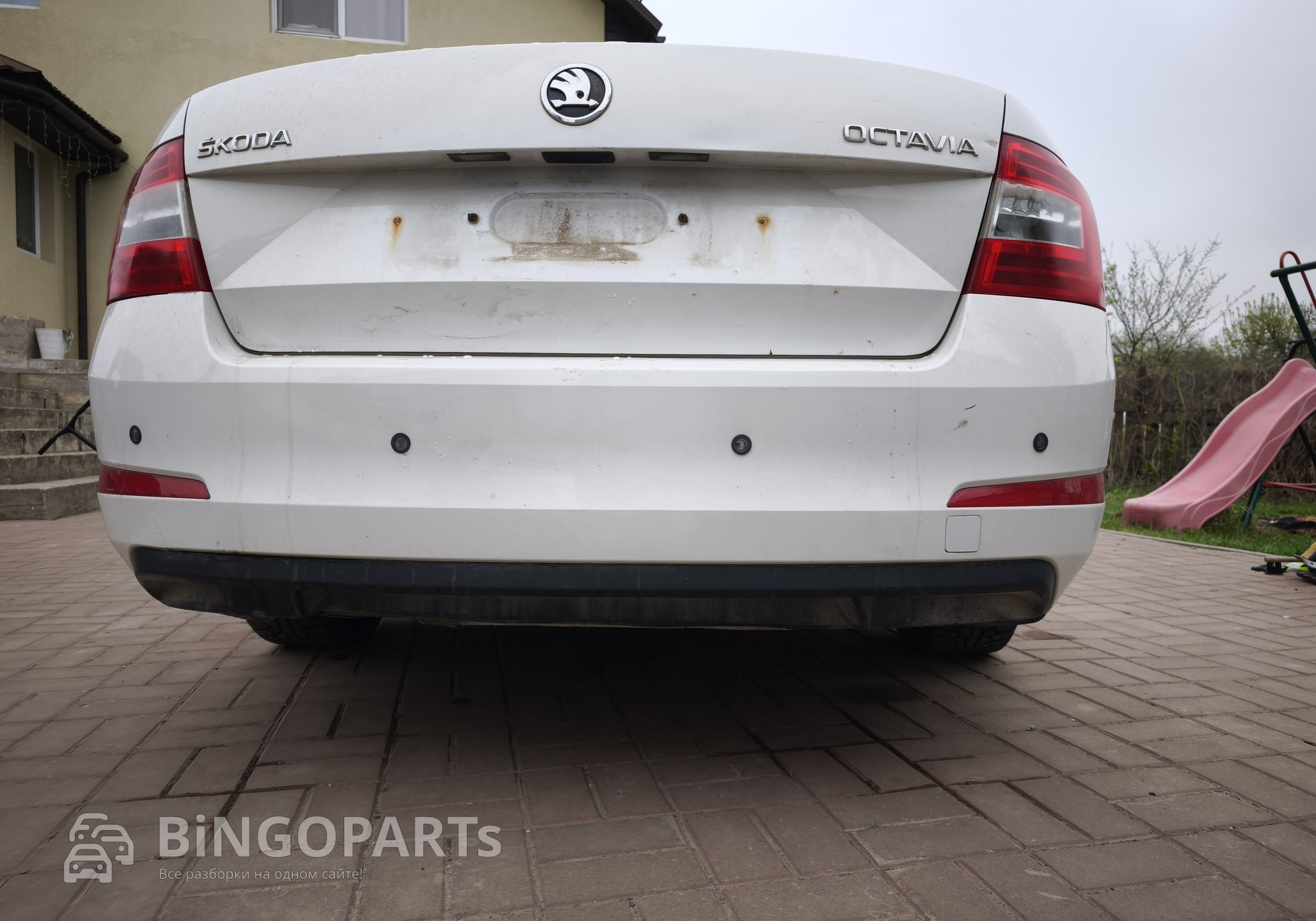 5EU807421 Бампер задний под парктроники белый для Skoda Octavia III (с 2012)