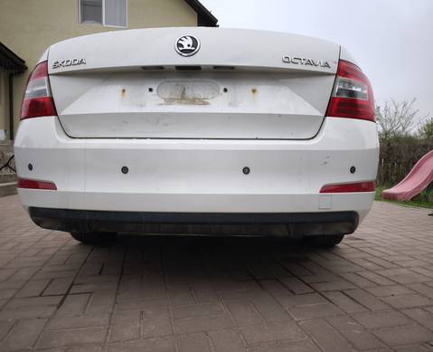 5EU807421 Бампер задний под парктроники белый для Skoda Octavia III (с 2012)