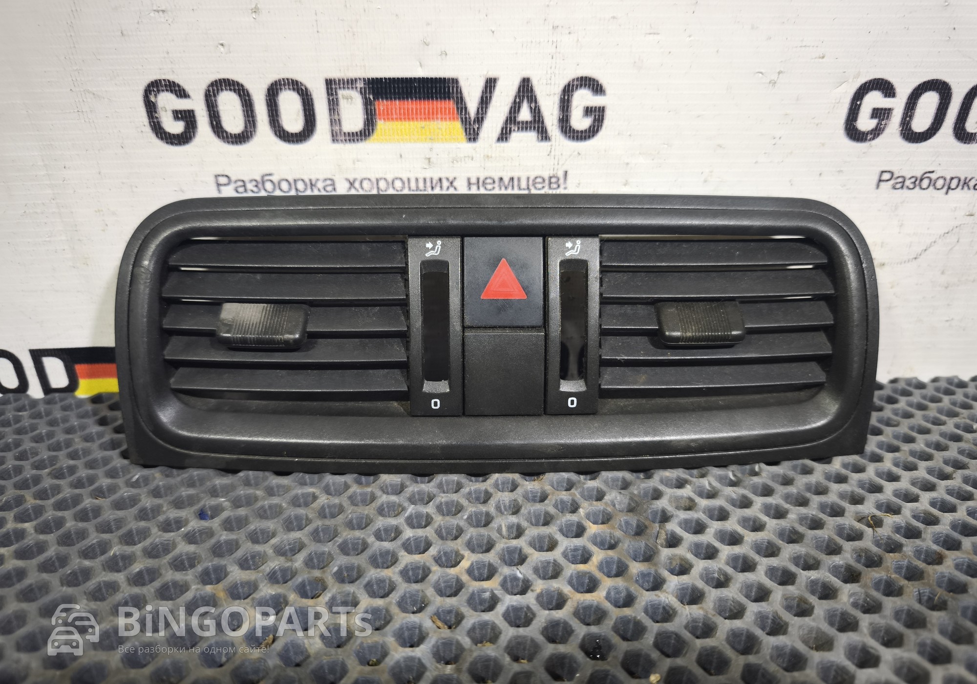 5J0820951S01 Дефлектор воздушный центральный черный для Skoda Fabia II (с 2006 по 2014)
