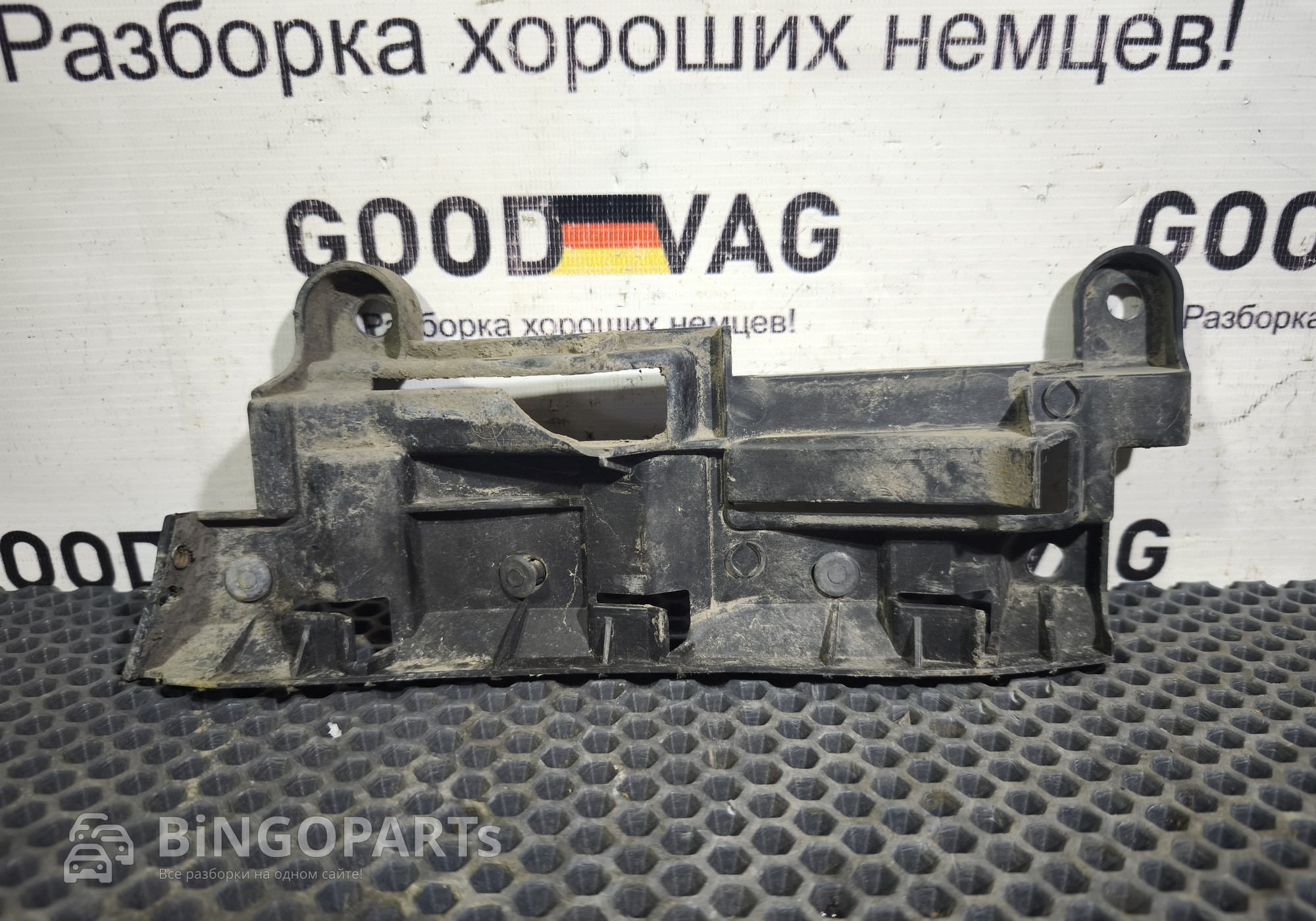 2K0807394 Кронштейн заднего бампера правый для Volkswagen Caddy III (с 2004 по 2015)