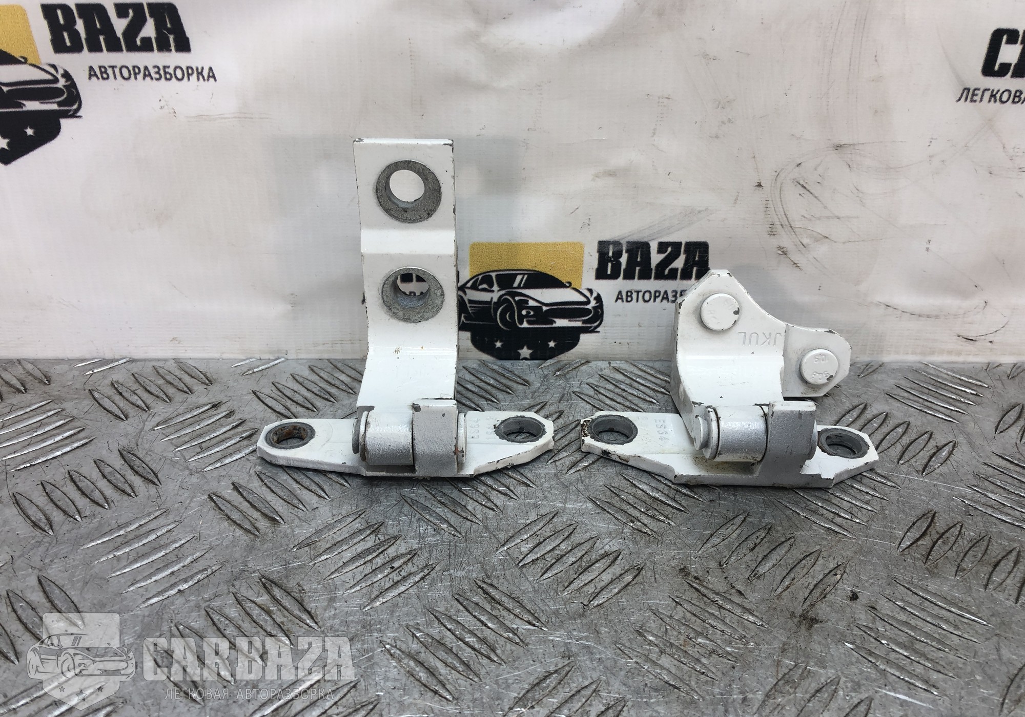 824011CA0A Петли двери задней левой