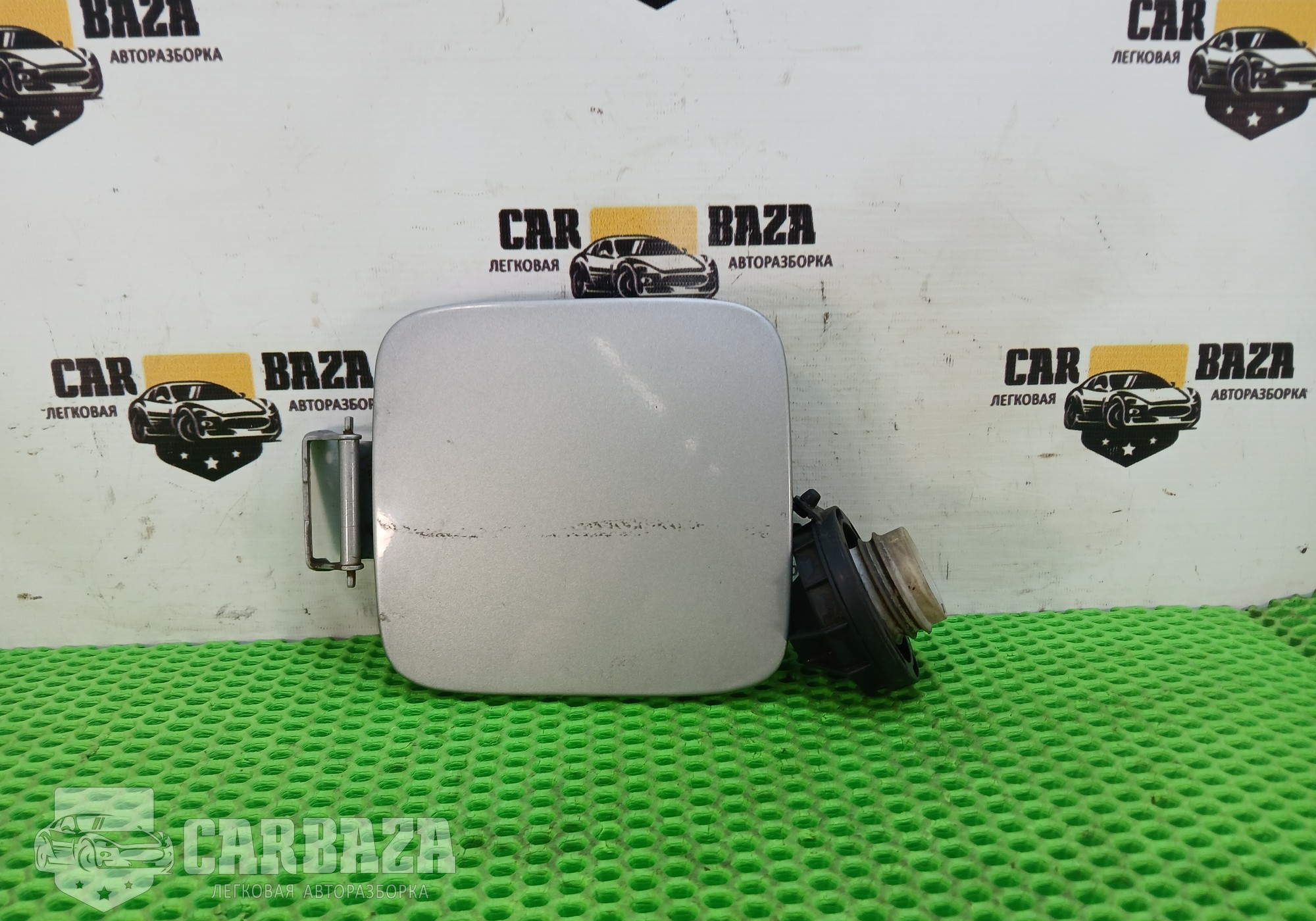 695104A000 Лючок бензобака с крышкой
