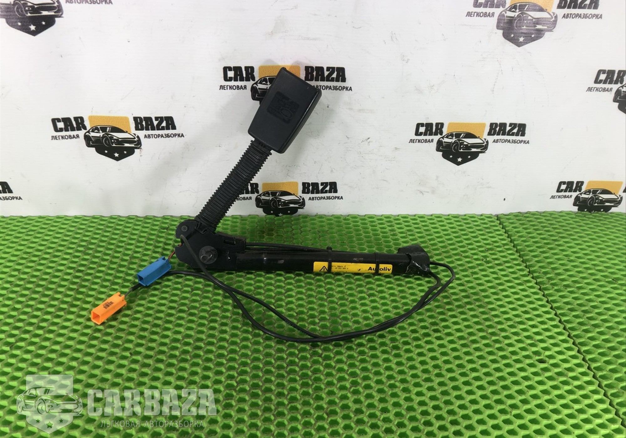 LR016747 Замок ремня безопасности передний правый