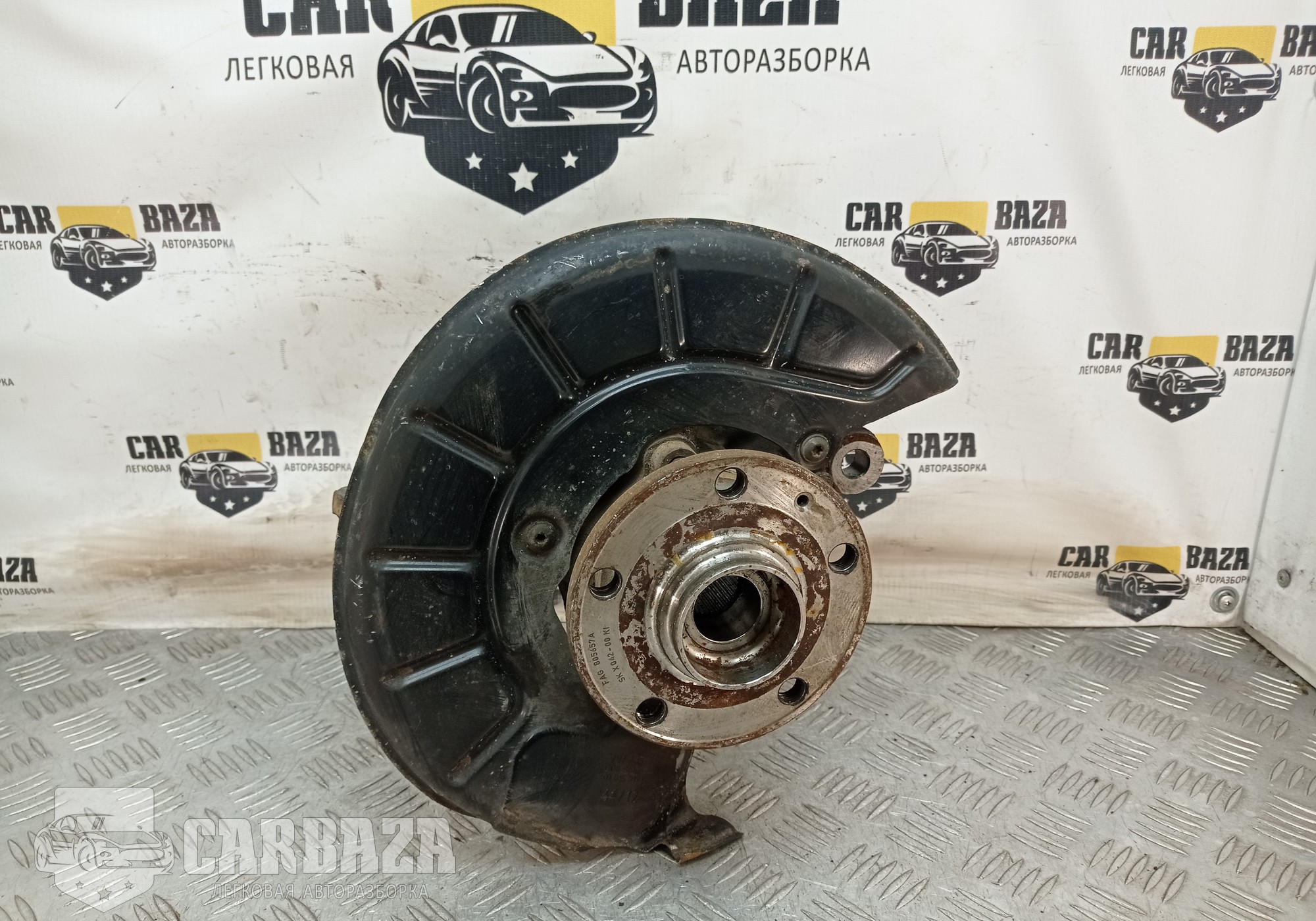 1K0407256AA Кулак поворотный передний правый