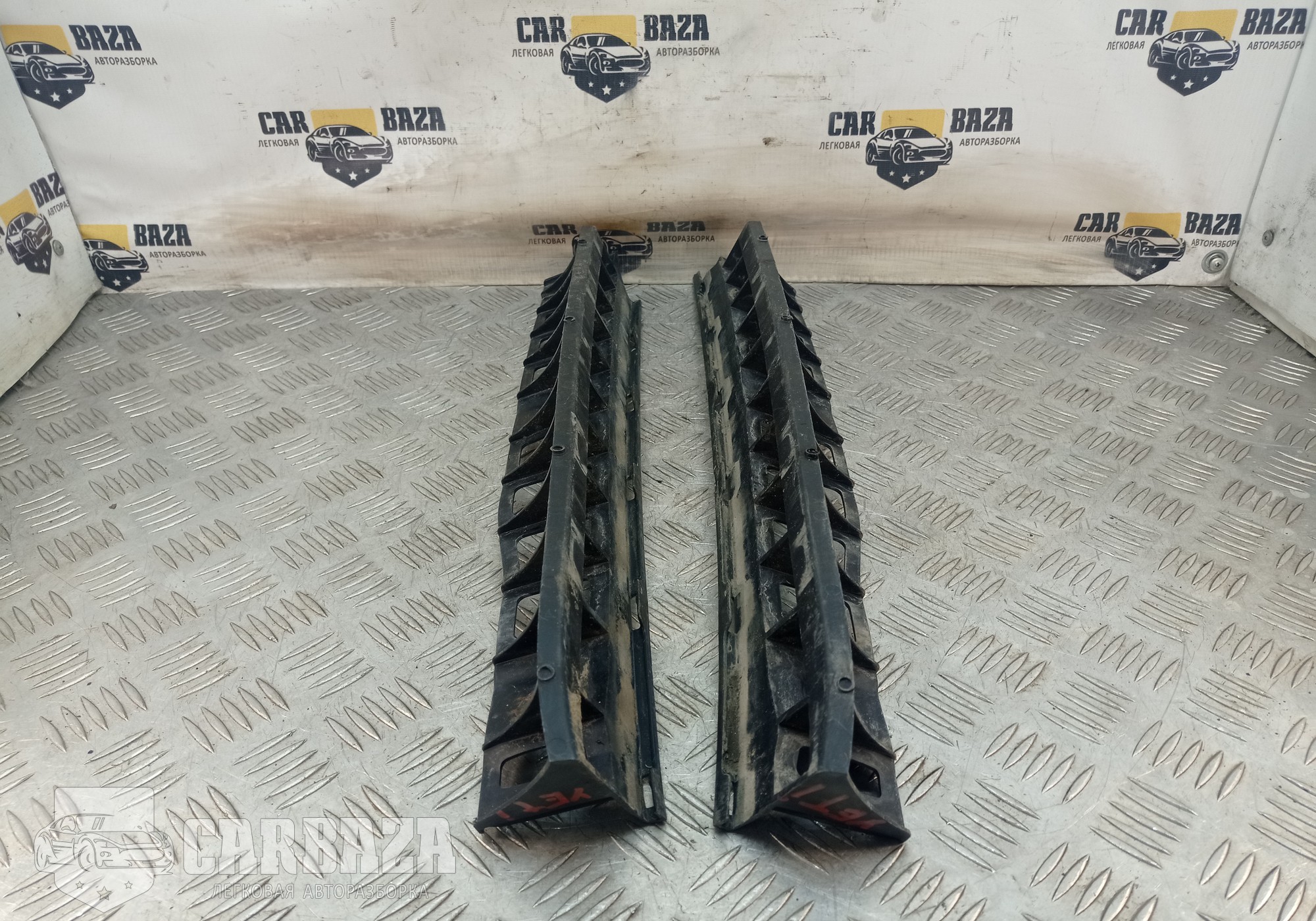 5L6807863 Направляющие заднего бампера для Skoda Yeti (с 2009 по 2018)