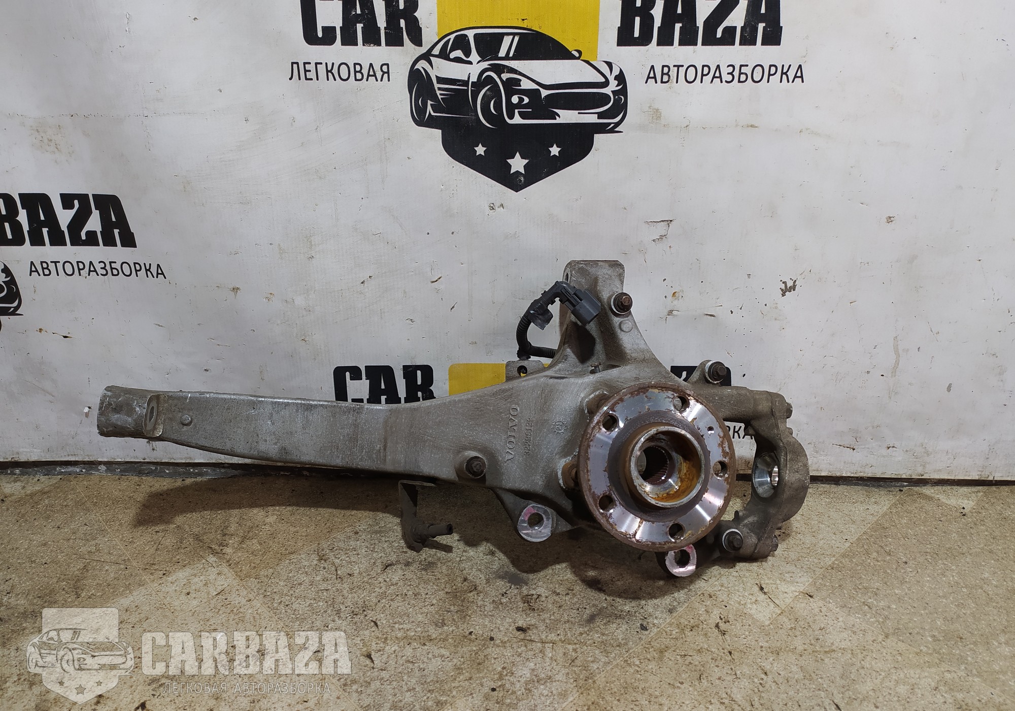 32298139 Кулак передний левый для Volvo XC60