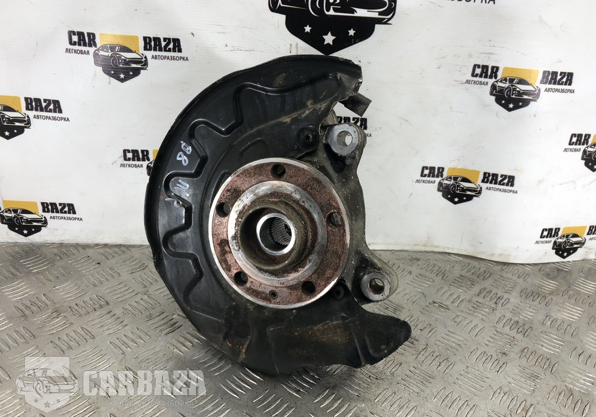 5Q0407258C Кулак передний правый R для Audi Q3