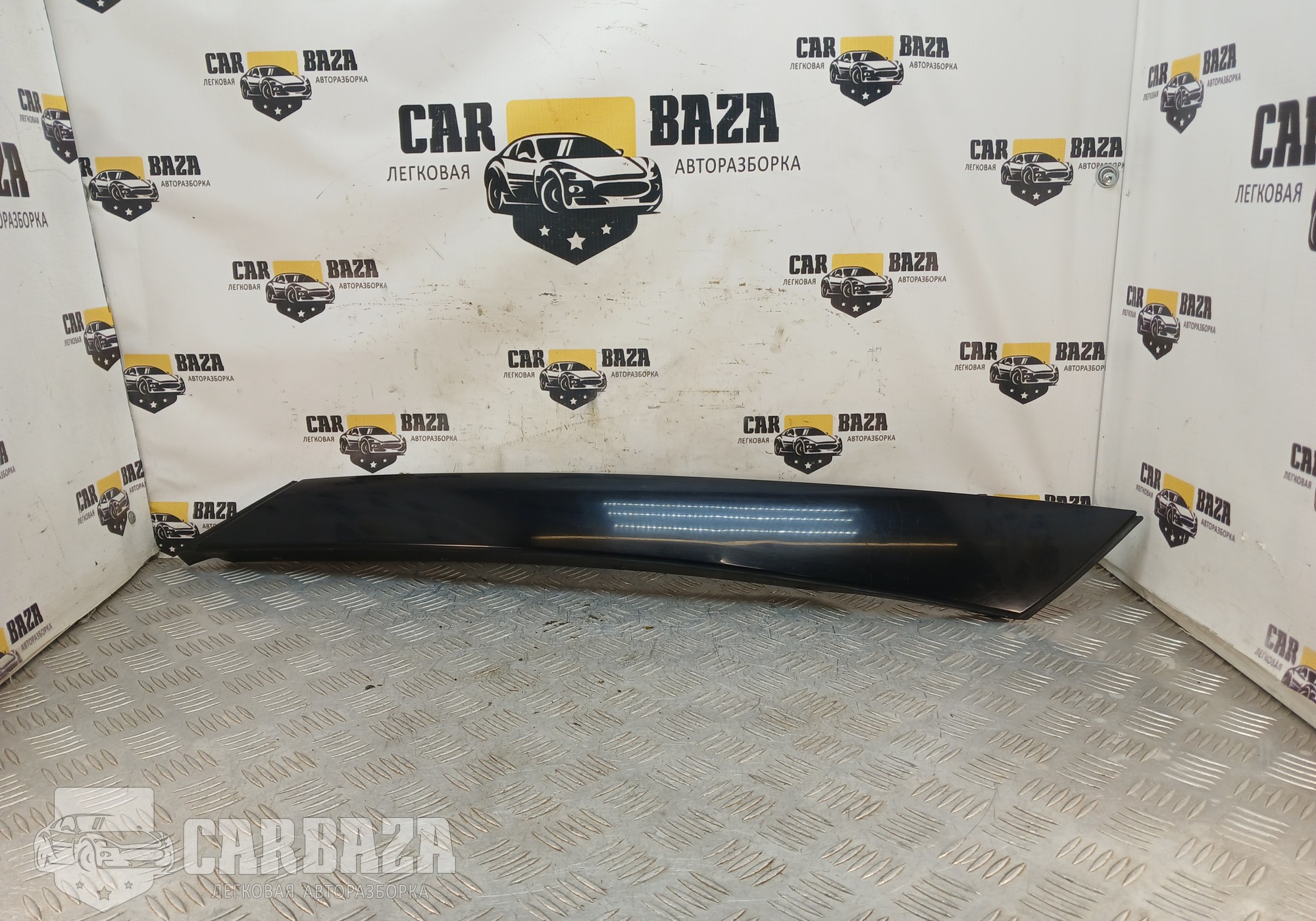 5J6853264A Накладка лобового стекла правая