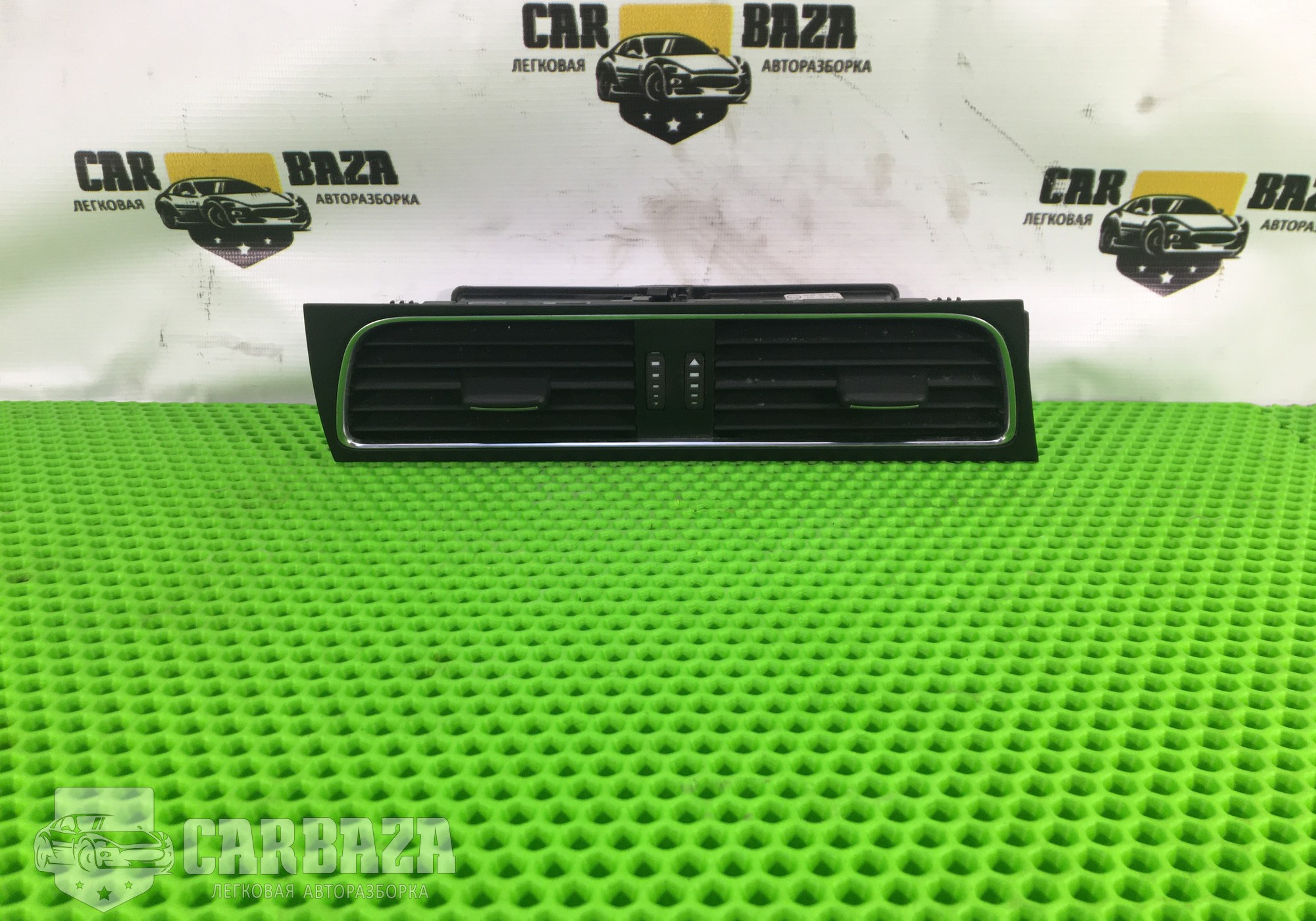8T1820951B Дефлектор воздушный центральный для Audi A4 Allroad