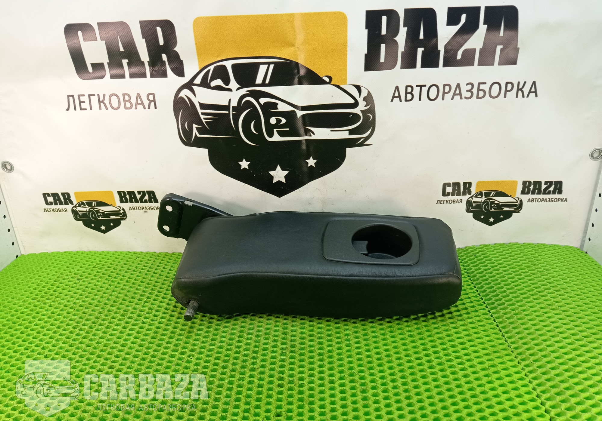 MR638081 Подлокотник задний правый