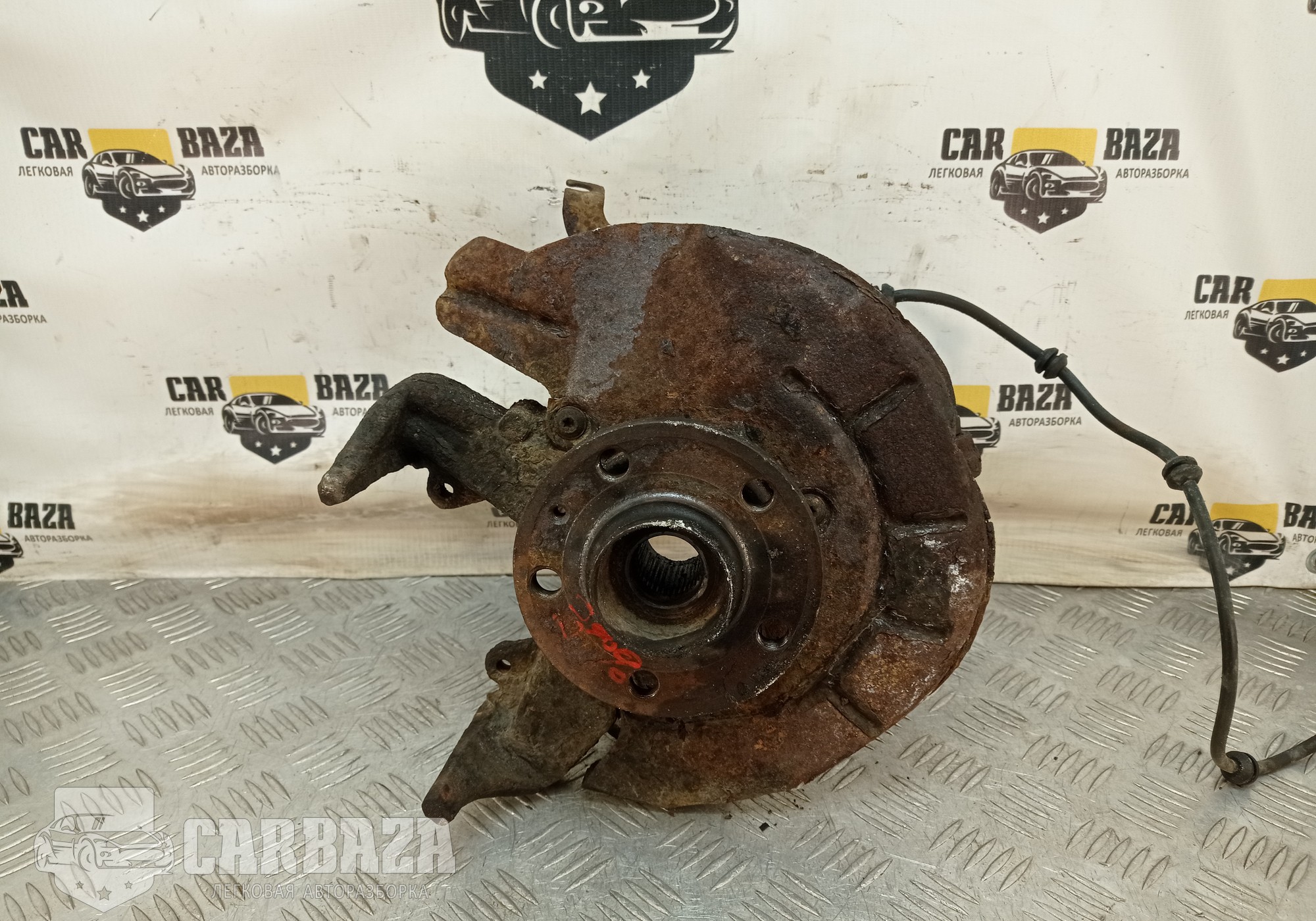 6Q0407255AC Кулак передний левый