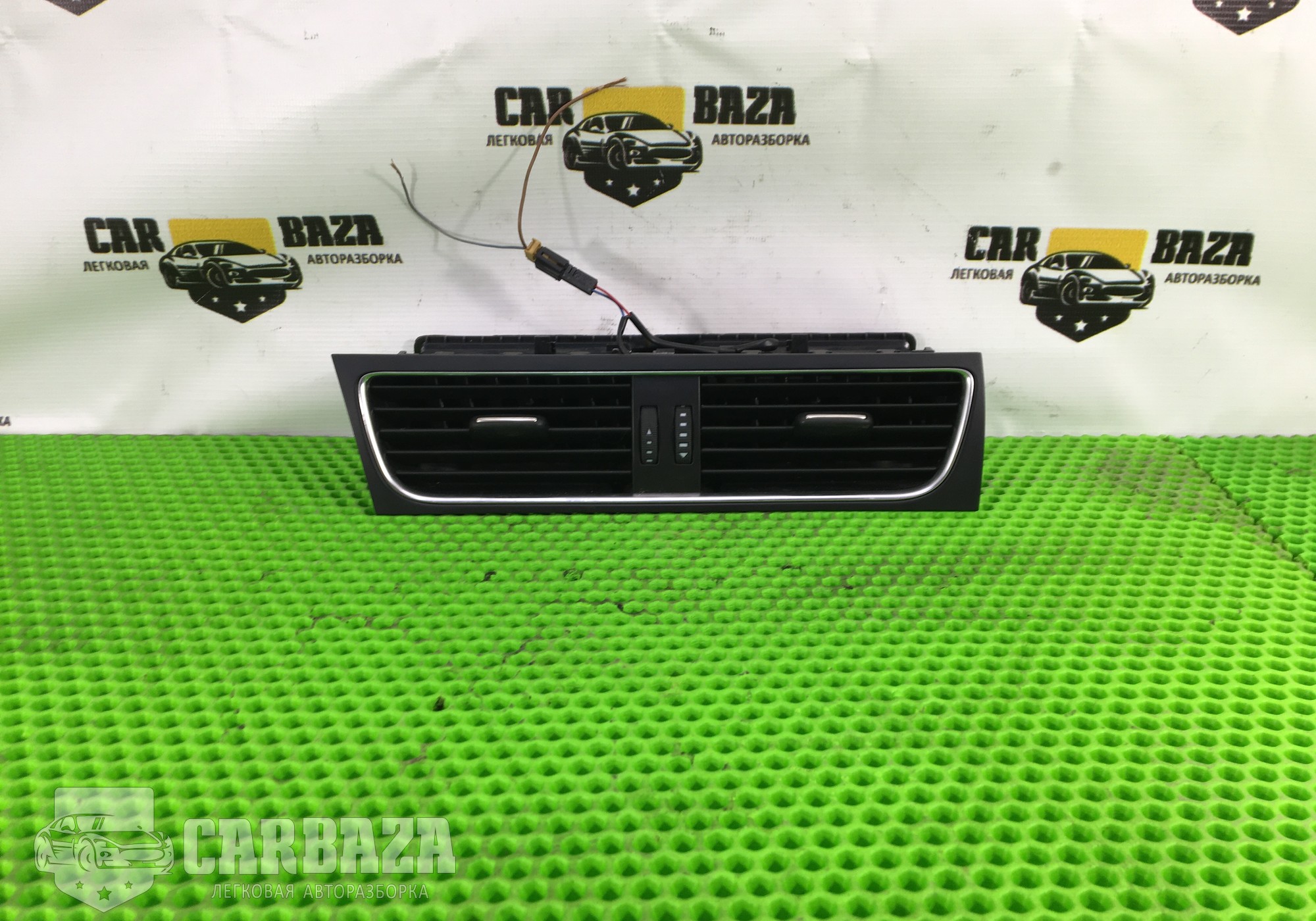 8T1820951C Дефлектор воздушный центральный для Audi A4 Allroad