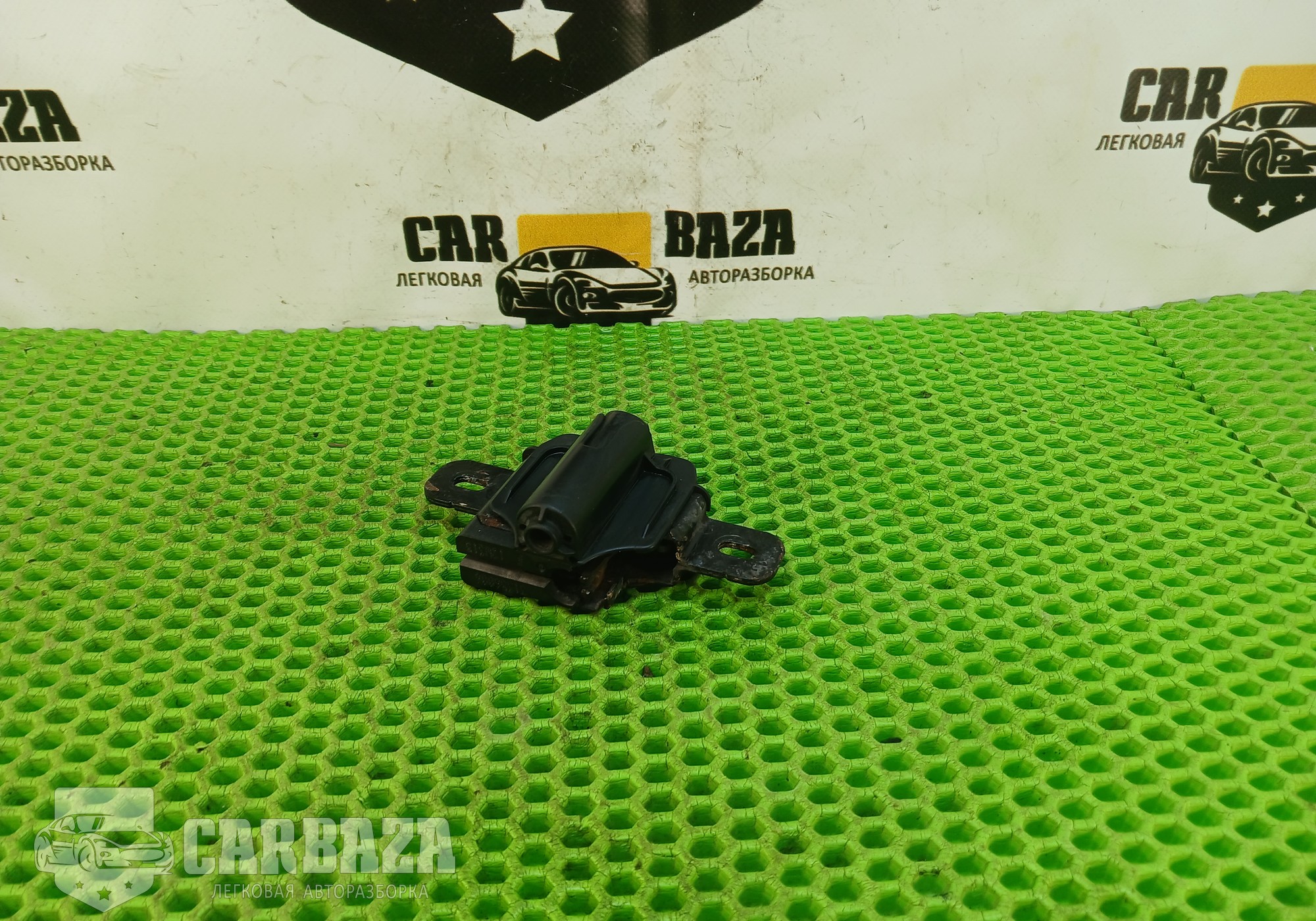 31356006 Замок капота правый