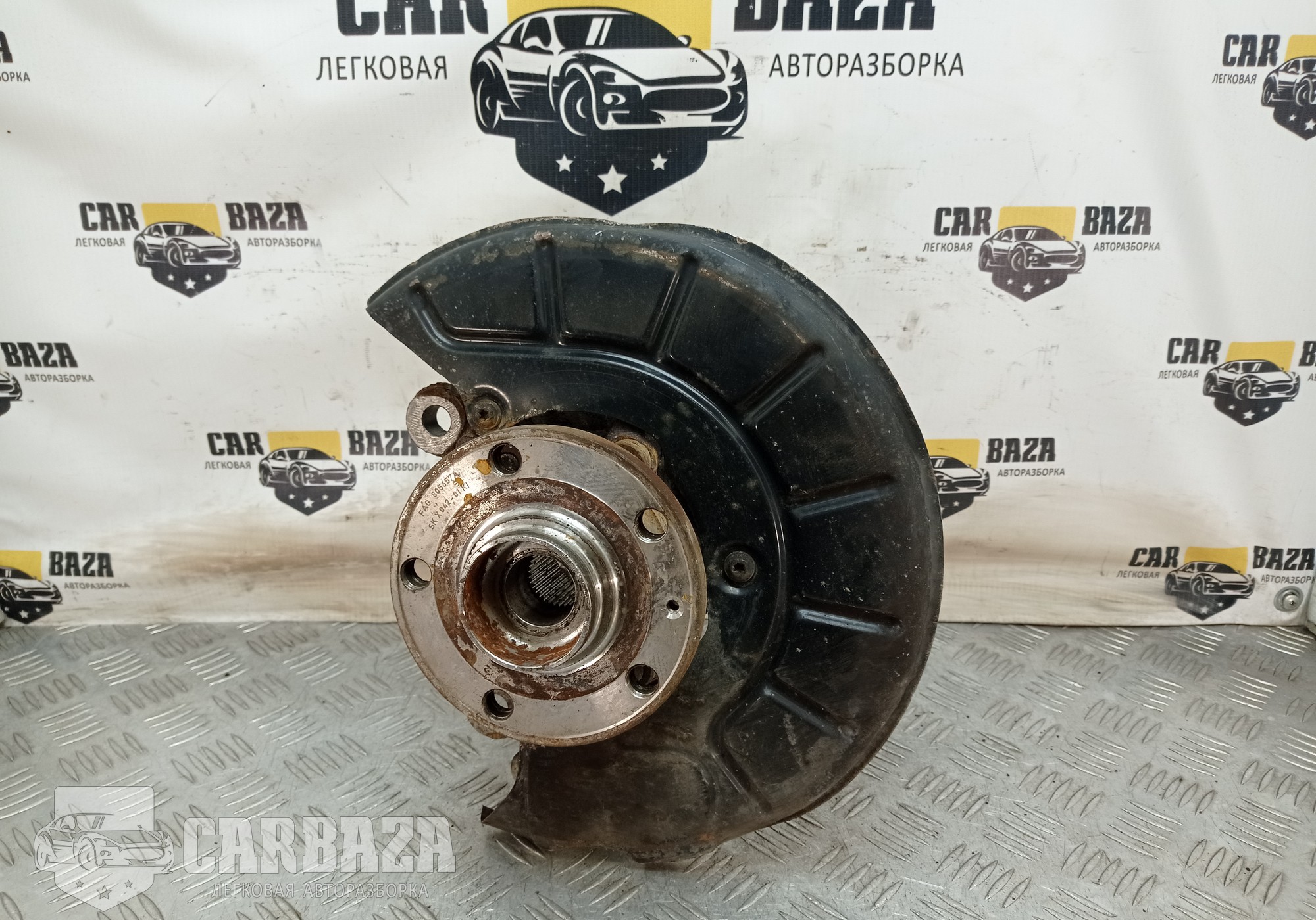 1K0407255AA Кулак поворотный передний левый