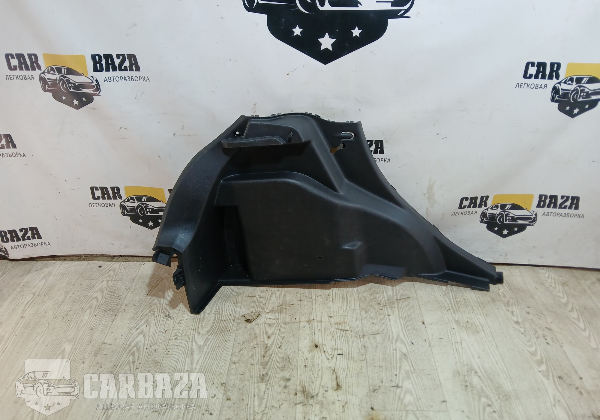 D65268870 Обшивка багажника левая для Mazda 2 II (с 2007 по 2014)