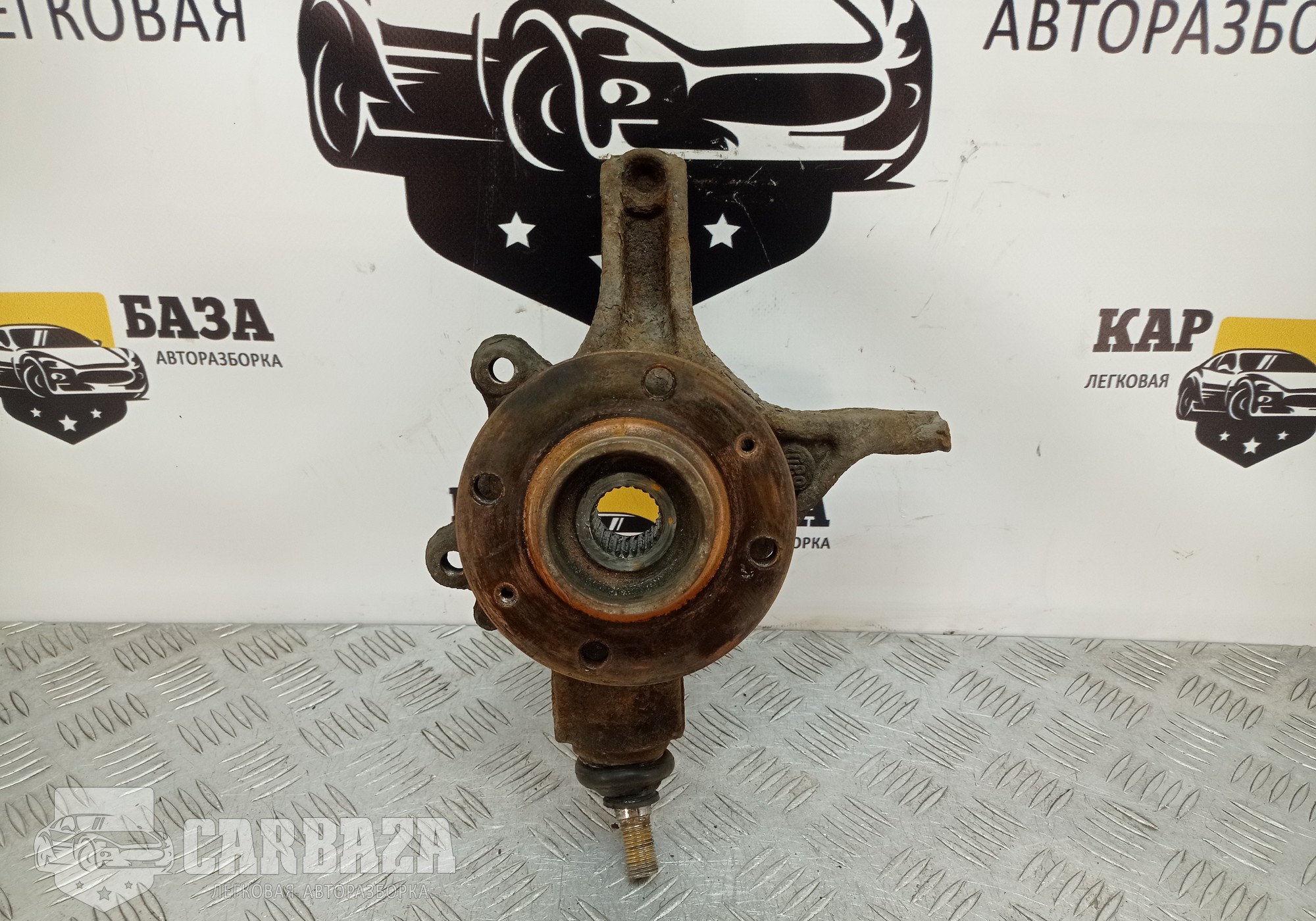 364696 Кулак передний левый