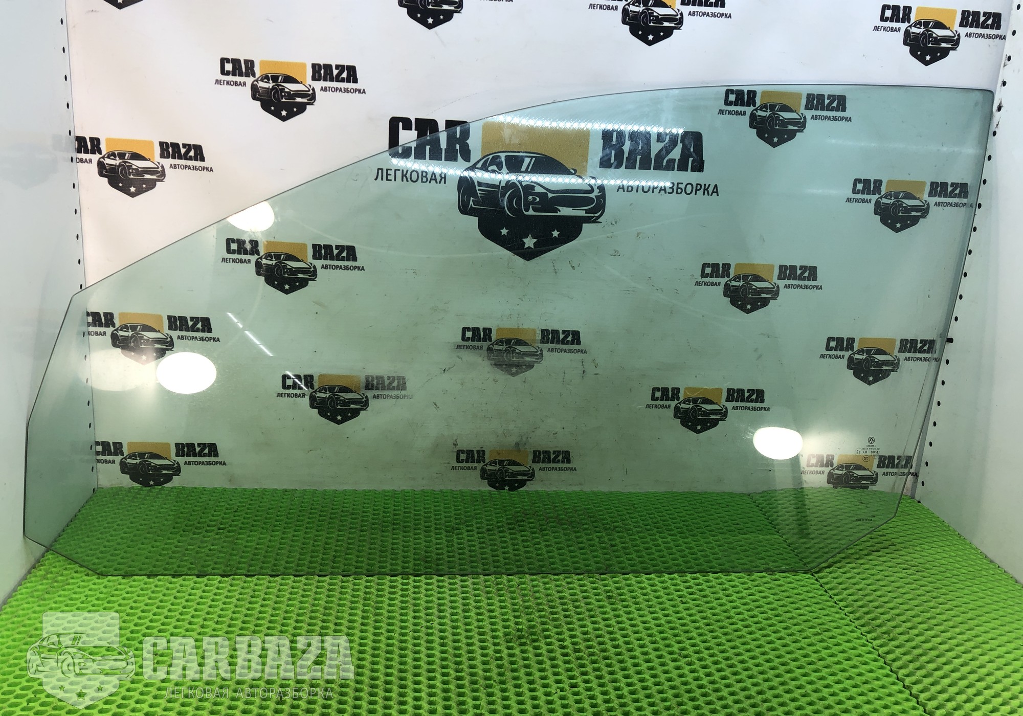 1K5845201B Стекло двери передней левой