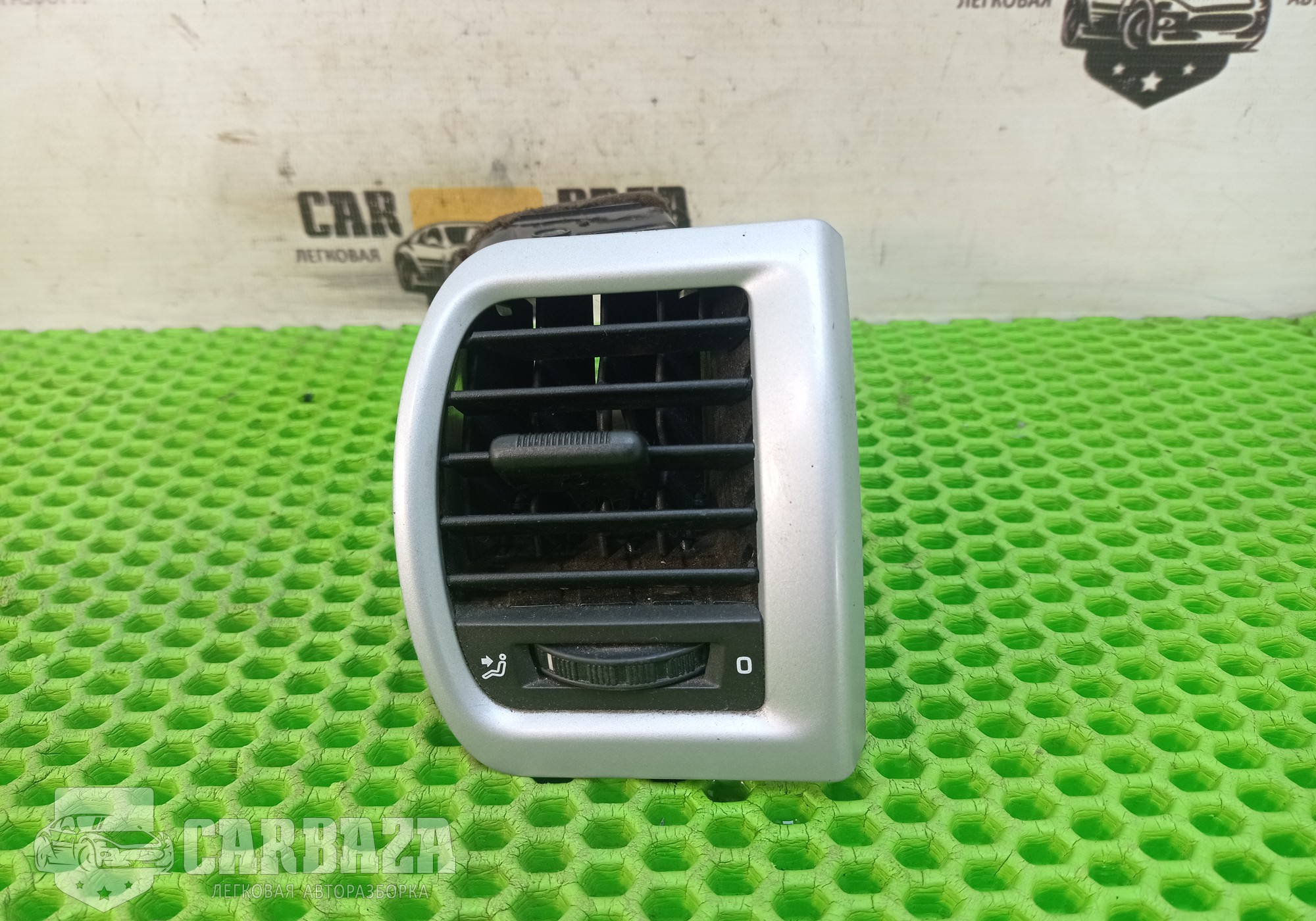 5J0819702E Дефлектор воздушный правый