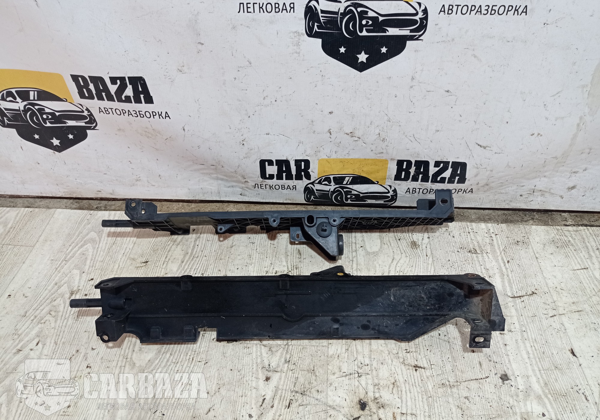 AH328B589AA Кронштейны радиатора 306DT 3.0