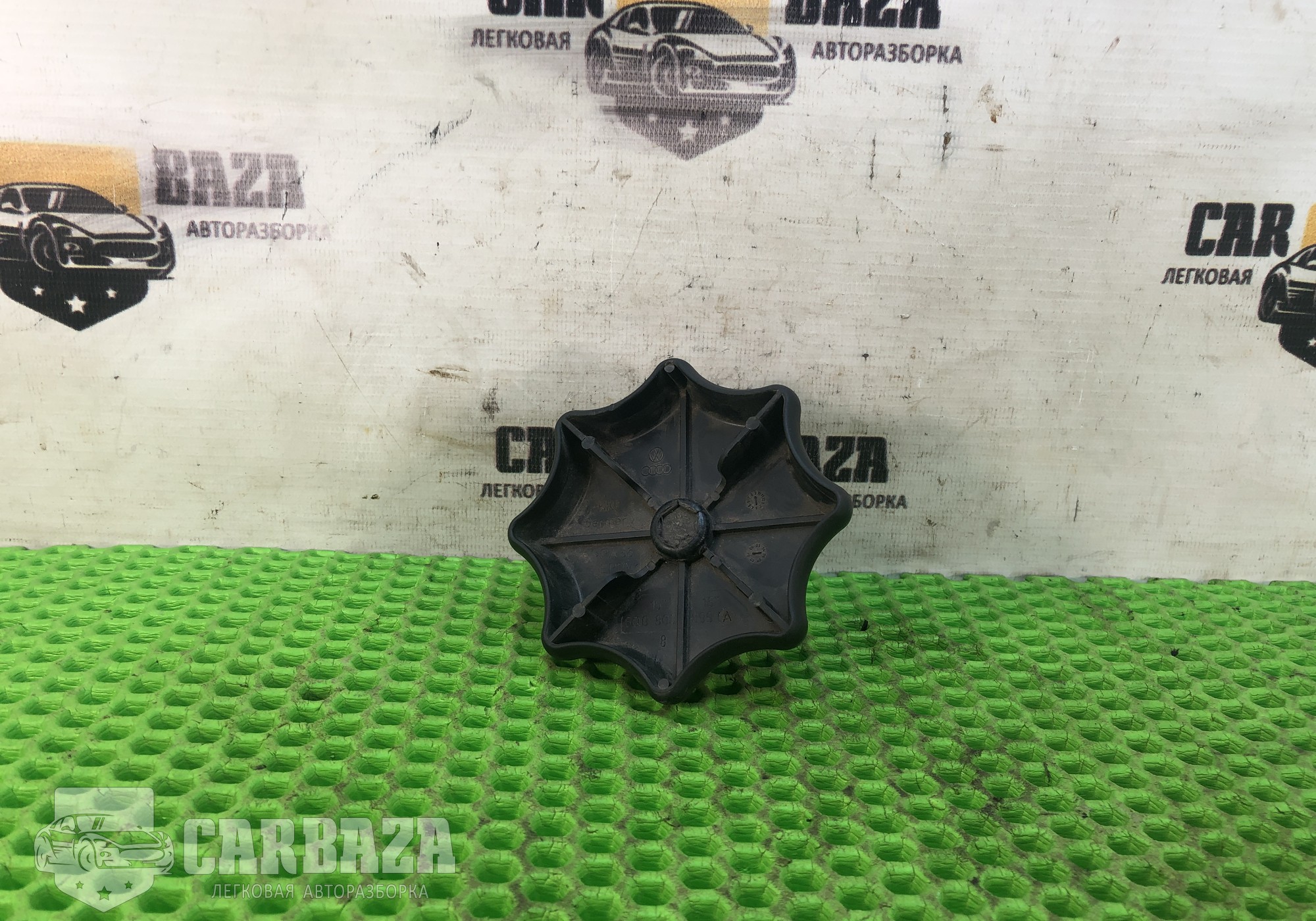 6Q0803899A Болт крепления запасного колеса для Skoda Fabia II (с 2006 по 2014)