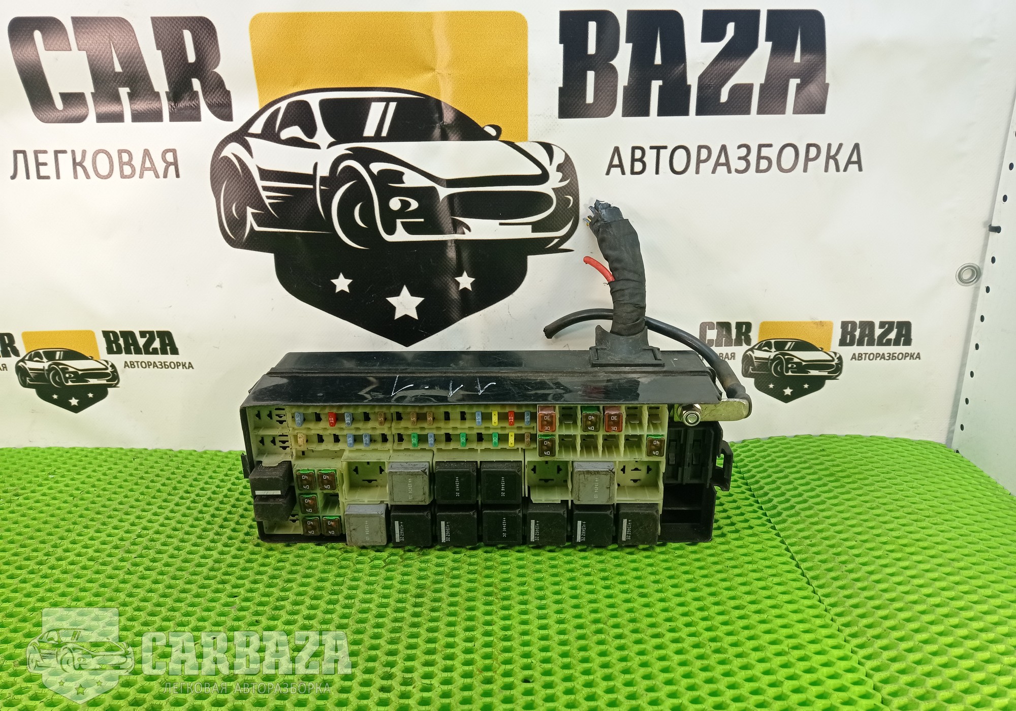 LR030493 Блок предохранителей подкапотный для Land Rover Range Rover Sport I (с 2005 по 2013)