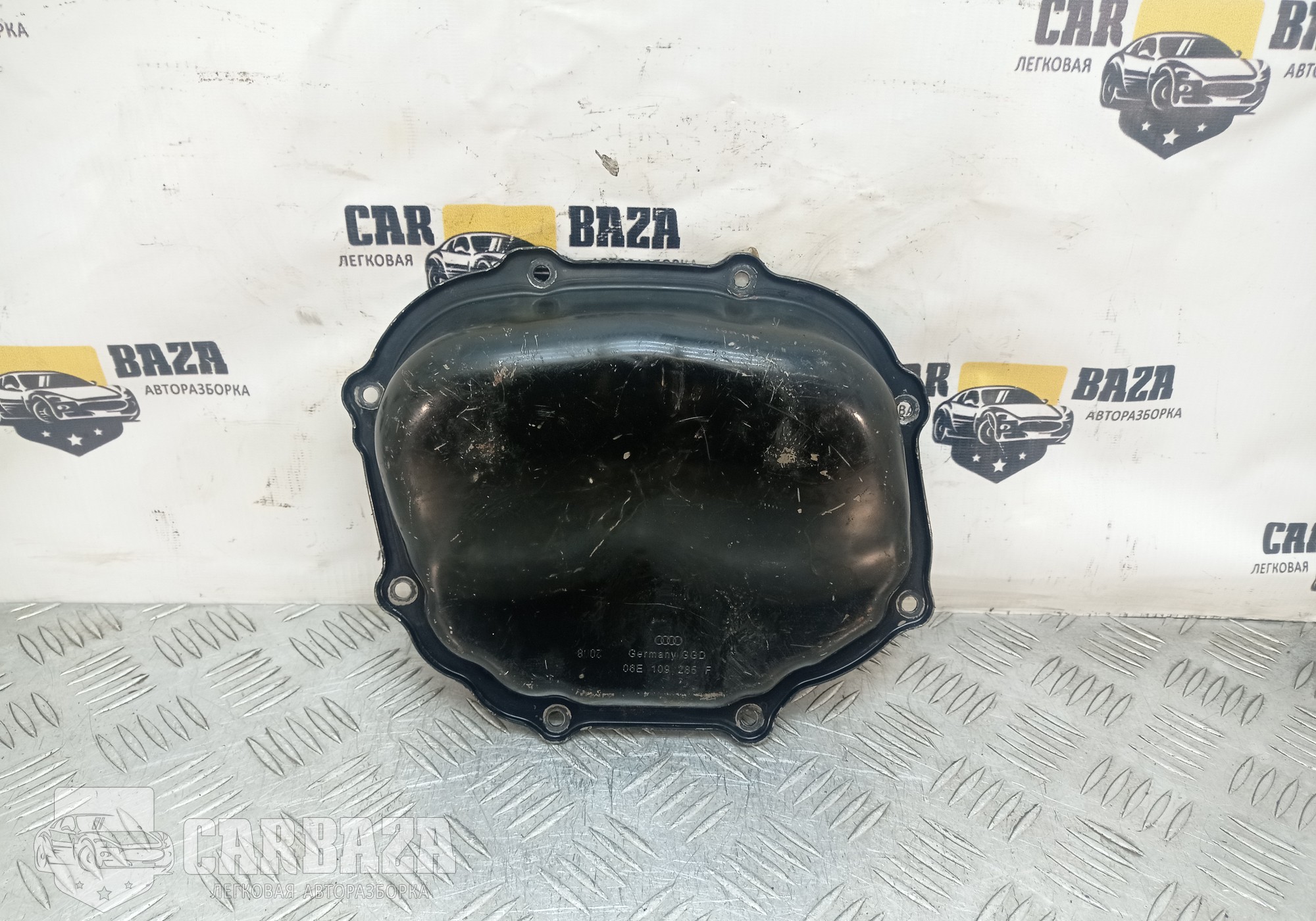 06E109285F Крышка двигателя левая 3.2 AUK