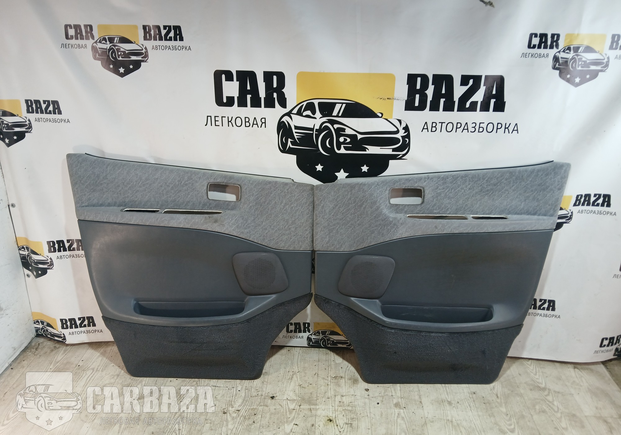 777826010 Обшивки передних дверей для Toyota Granvia I (с 1995 по 2002)