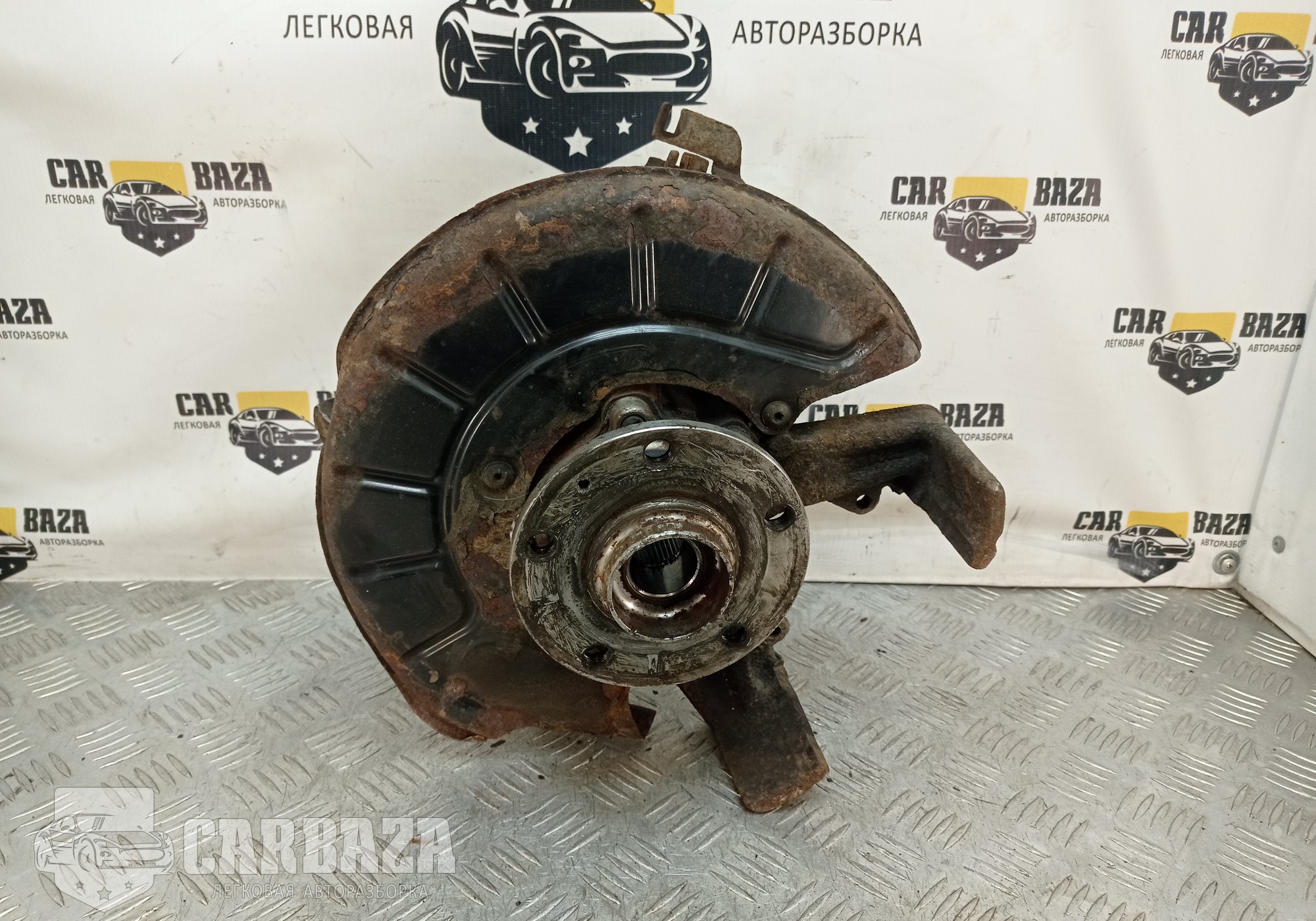 1K0407256P Кулак передний правый