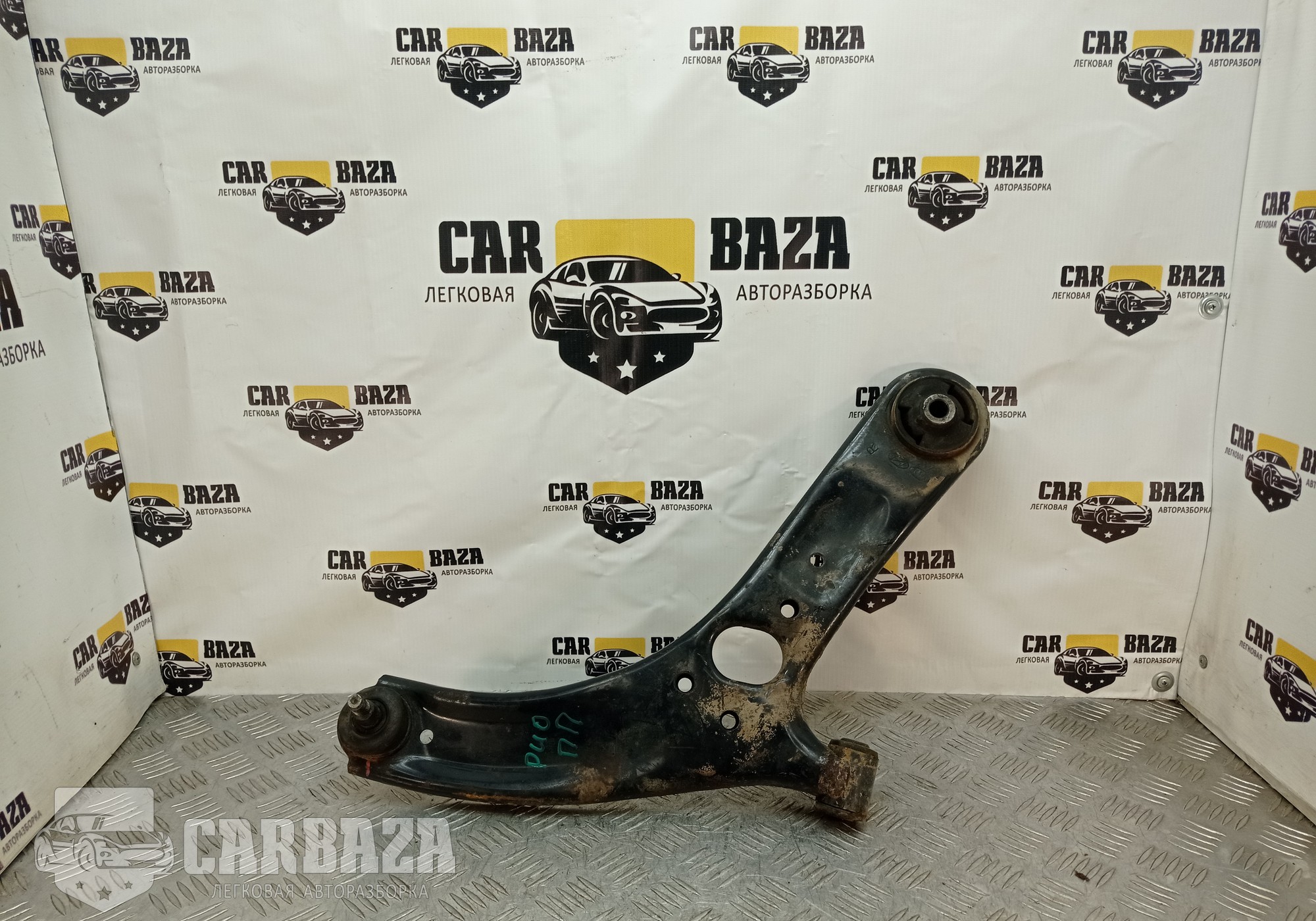 545014L000 Рычаг передний правый