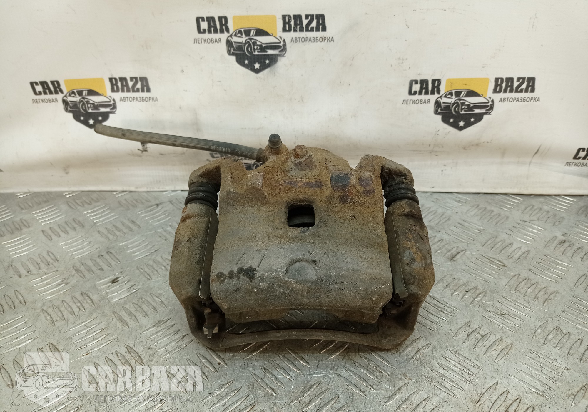 41001EM10A Суппорт передний правый для Nissan Tiida I (с 2004 по 2014)