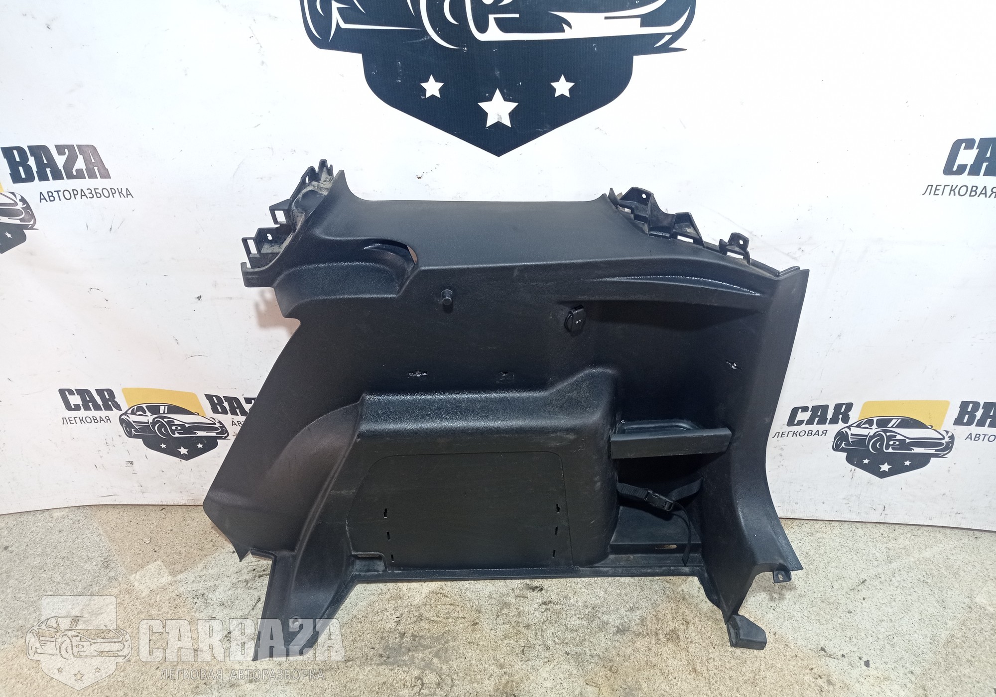 5L6867428M Обшивка багажника правая для Skoda Yeti (с 2009 по 2018)