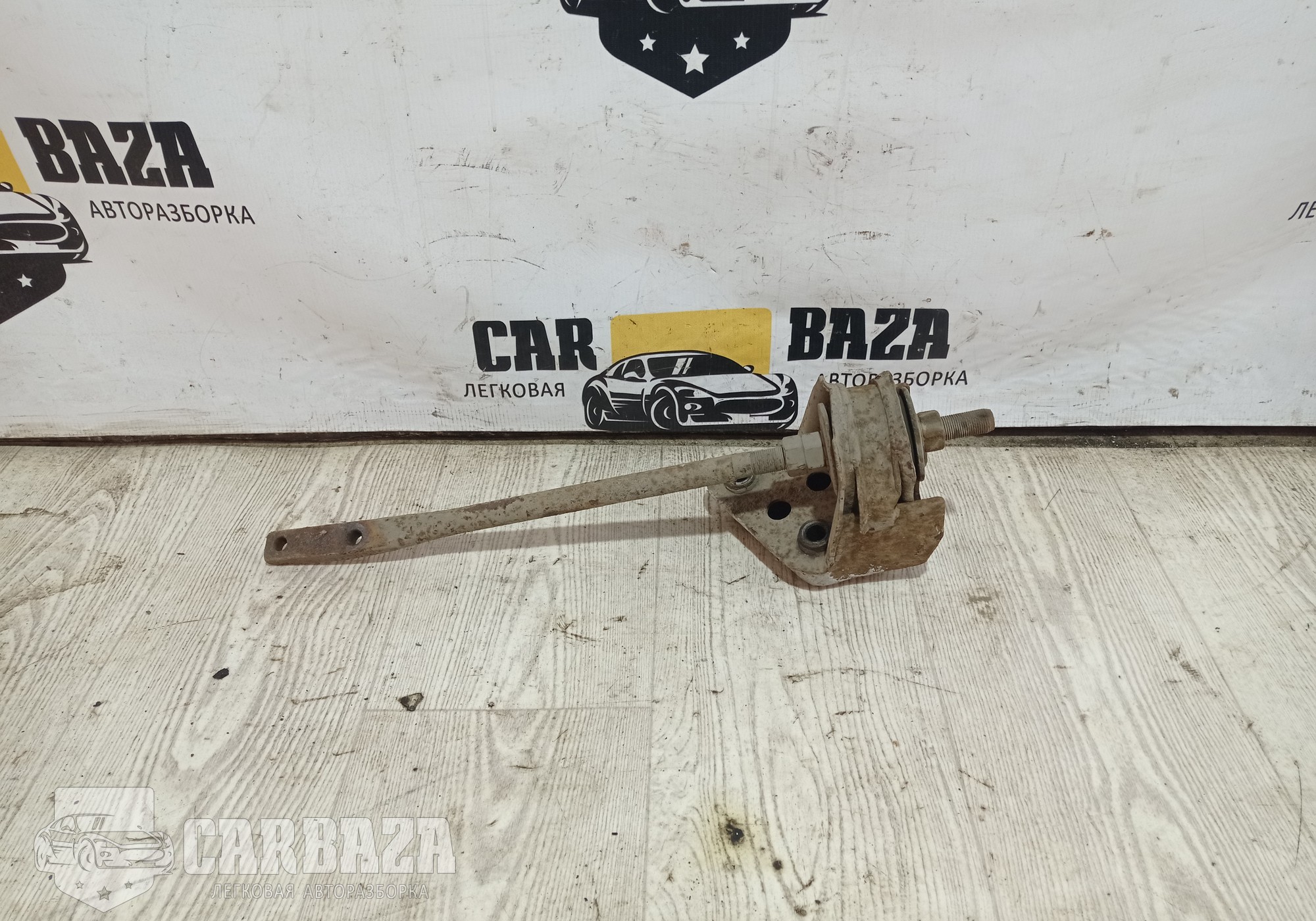 546104A600 Кронштейн левой тяги переднего рычага для Hyundai Starex (с 1996 по 2007)