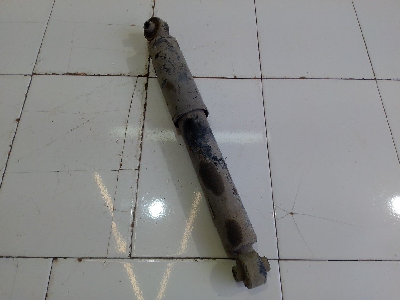 Geely 1014012799. Задние амортизаторы джили эмгранд х7. Амортизатор mmc canter. Джили эмгранд х7 передние амортизаторы. Задние амортизаторы джили эмгранд х7.