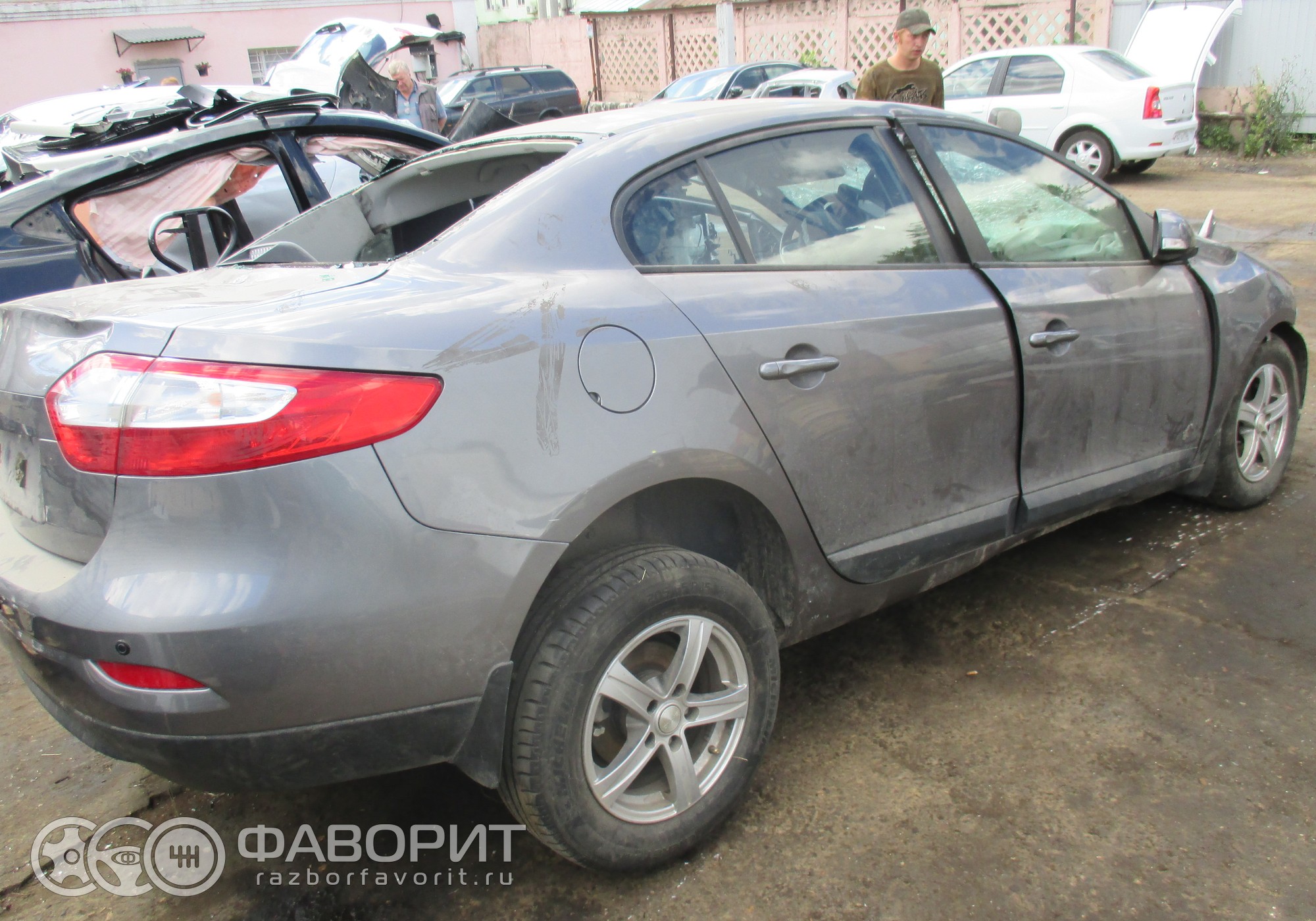 В разборе Renault Fluence 2012 г. 1.6 л. МКПП