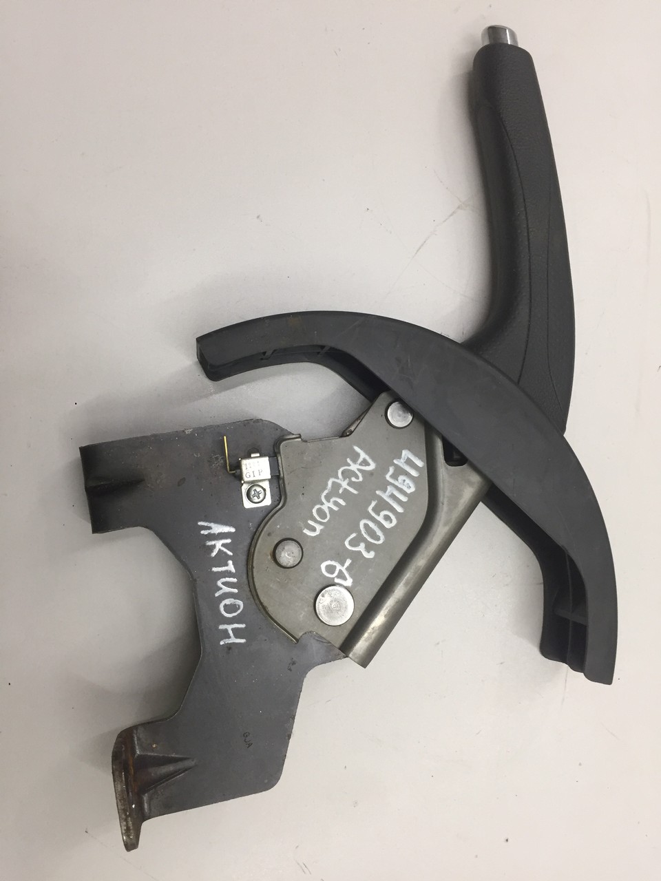 тросик ручника ssangyong actyon new. трос ручника актион нью 2012 правый. подтяжка ручника санг енг актион. ручник санг енг актион. ручной тормоз ssangyong actyon.