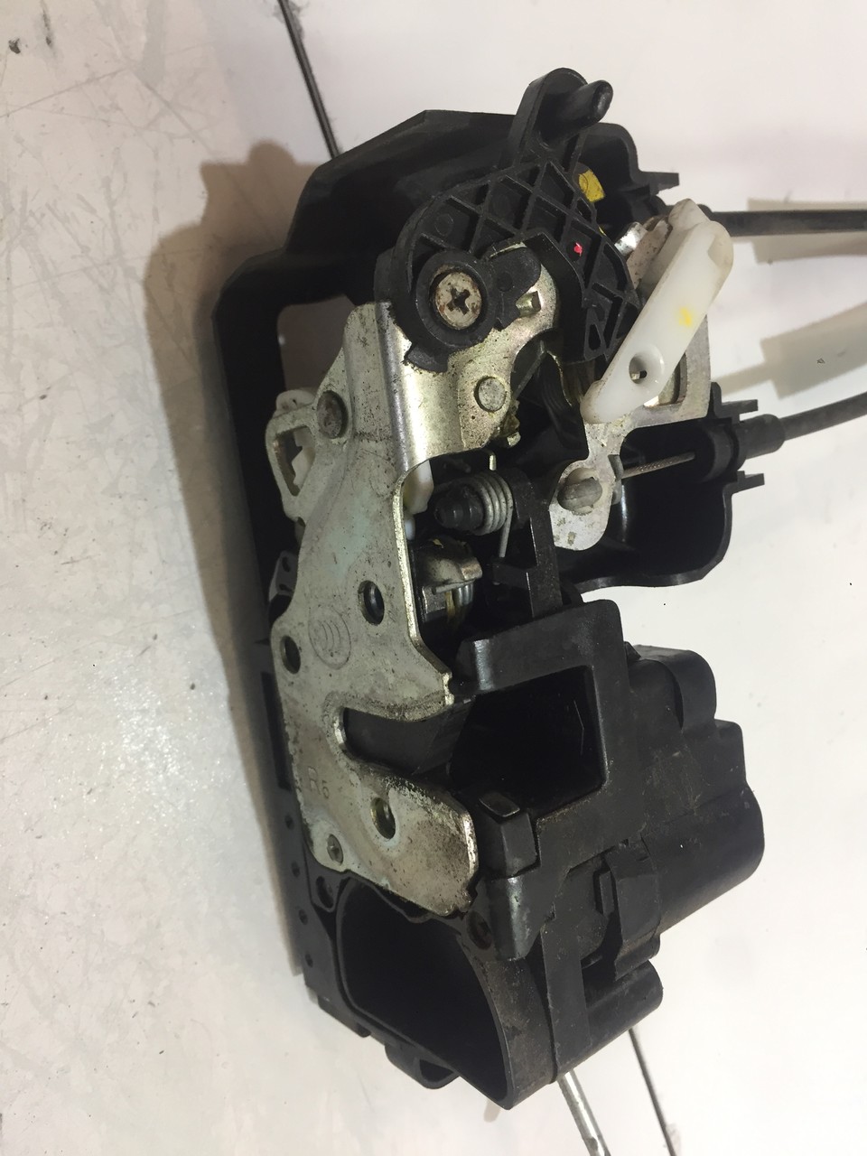 Замок передней двери санг енг нью актион. Ssangyong 7121034021 замок передней двери левый. Actyon замок двери. Ssang yong 7121034021 5. Замок передней двери ssangyong new actyon.