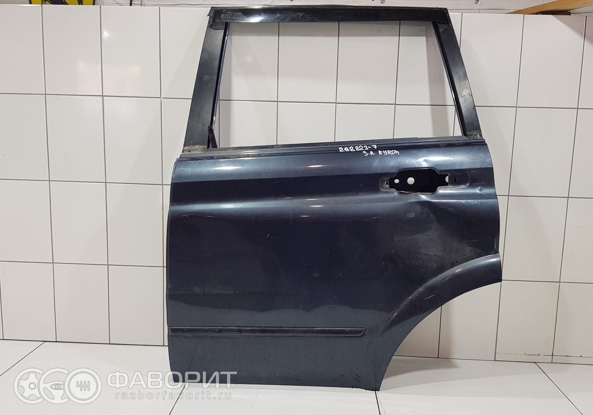 Пластиковая 5 дверь на Кайрон.