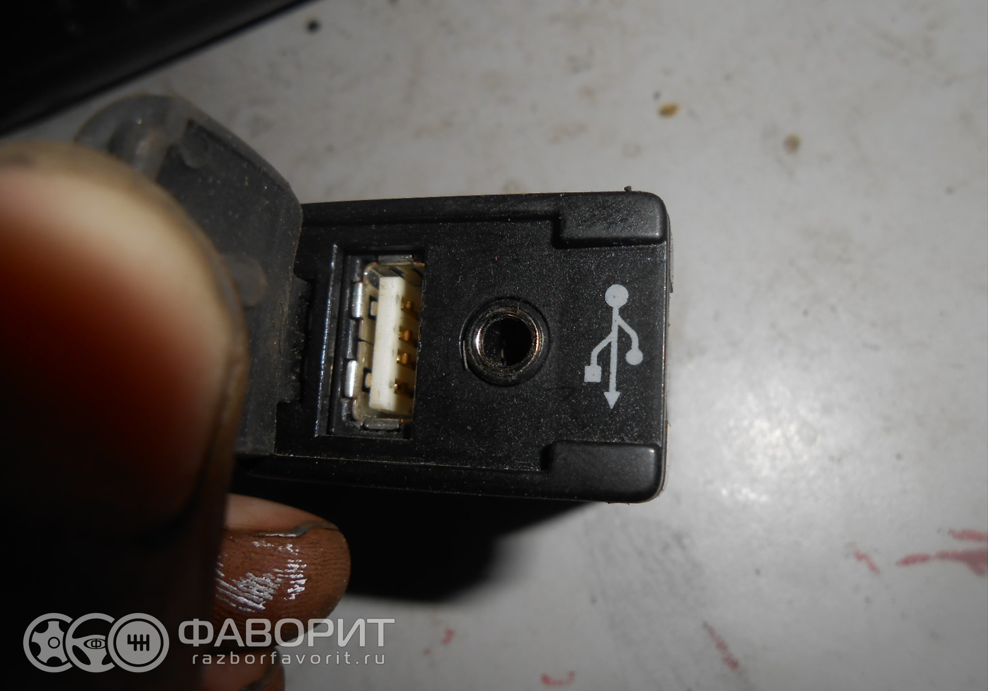 Разъем USB AUX 861900K010 для Toyota Hilux VII - купить б/у за 999 р.