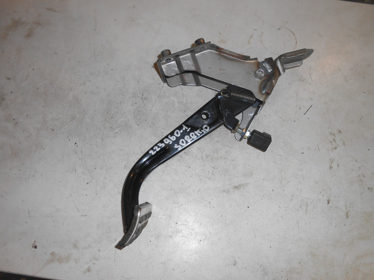 При резком нажатии на педаль тормоза бьет педаль тормоза на киа рио 3 ...