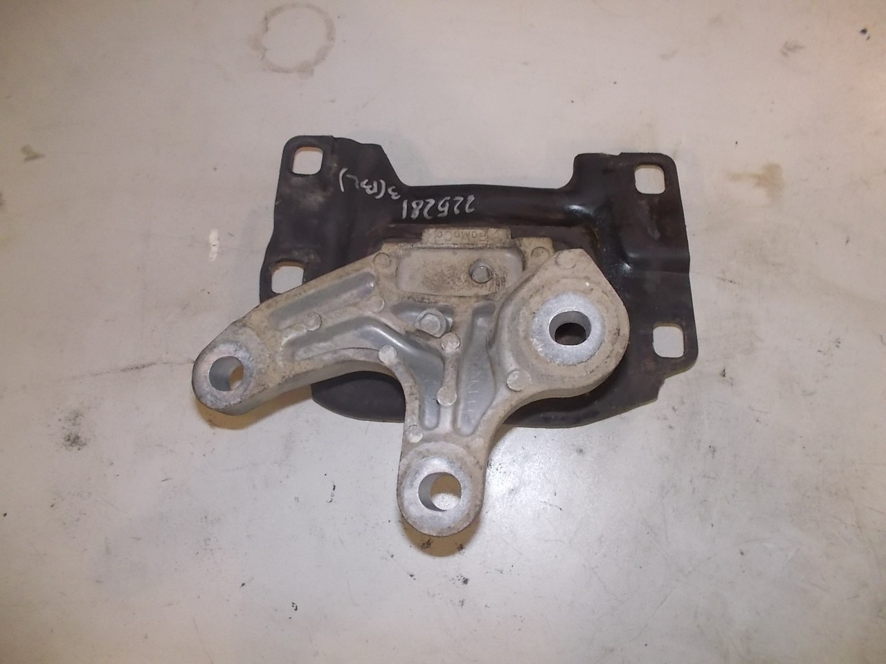 Нижняя опора двигателя Мазда 3 бл. Опора двигателя левая Мазда 3 1.6. Крепление нижней опоры двигателя Мазда 3. Bbp339070