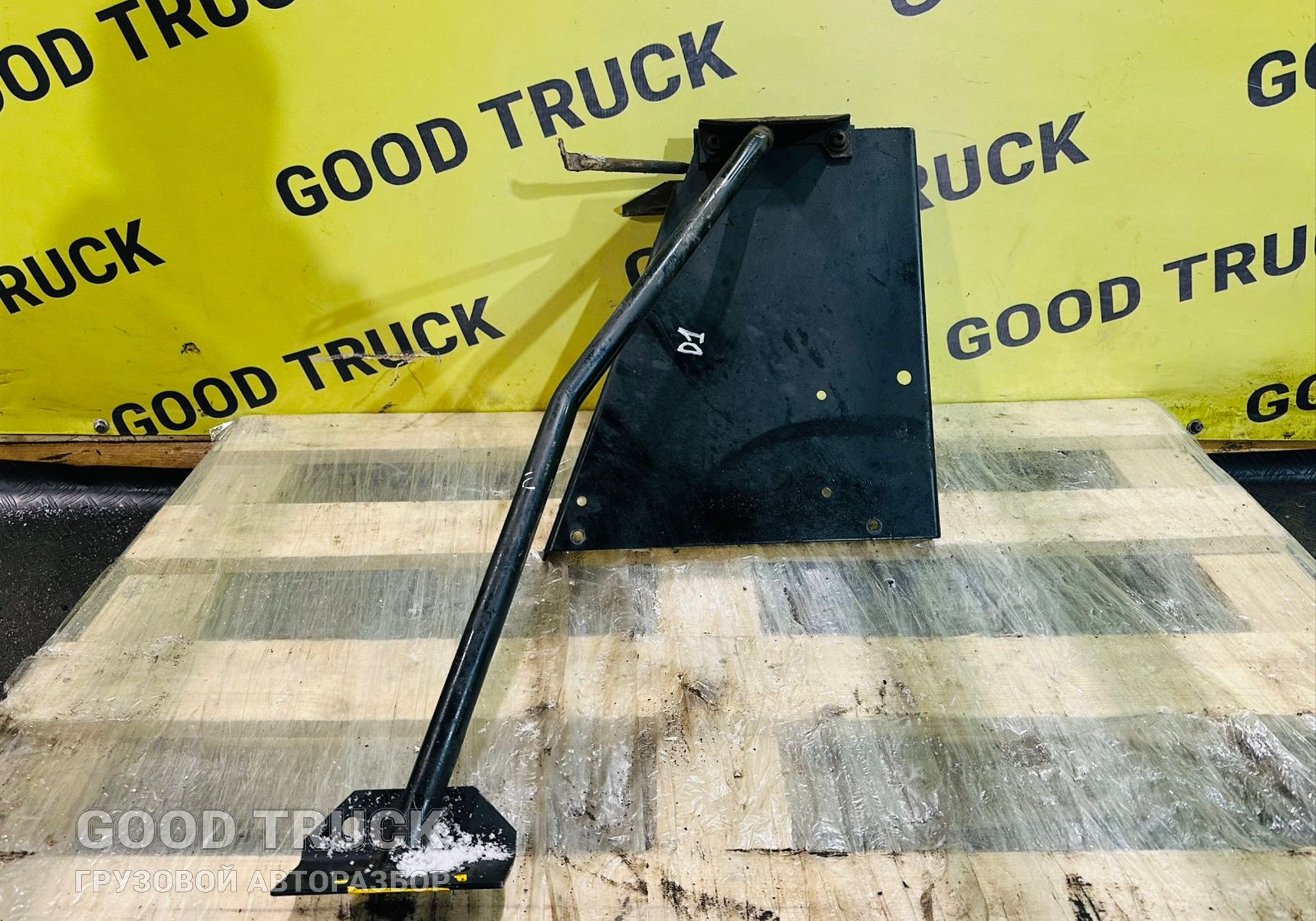 1744188 Кронштейн корпуса подножек правый для Daf XF105 (с 2005)