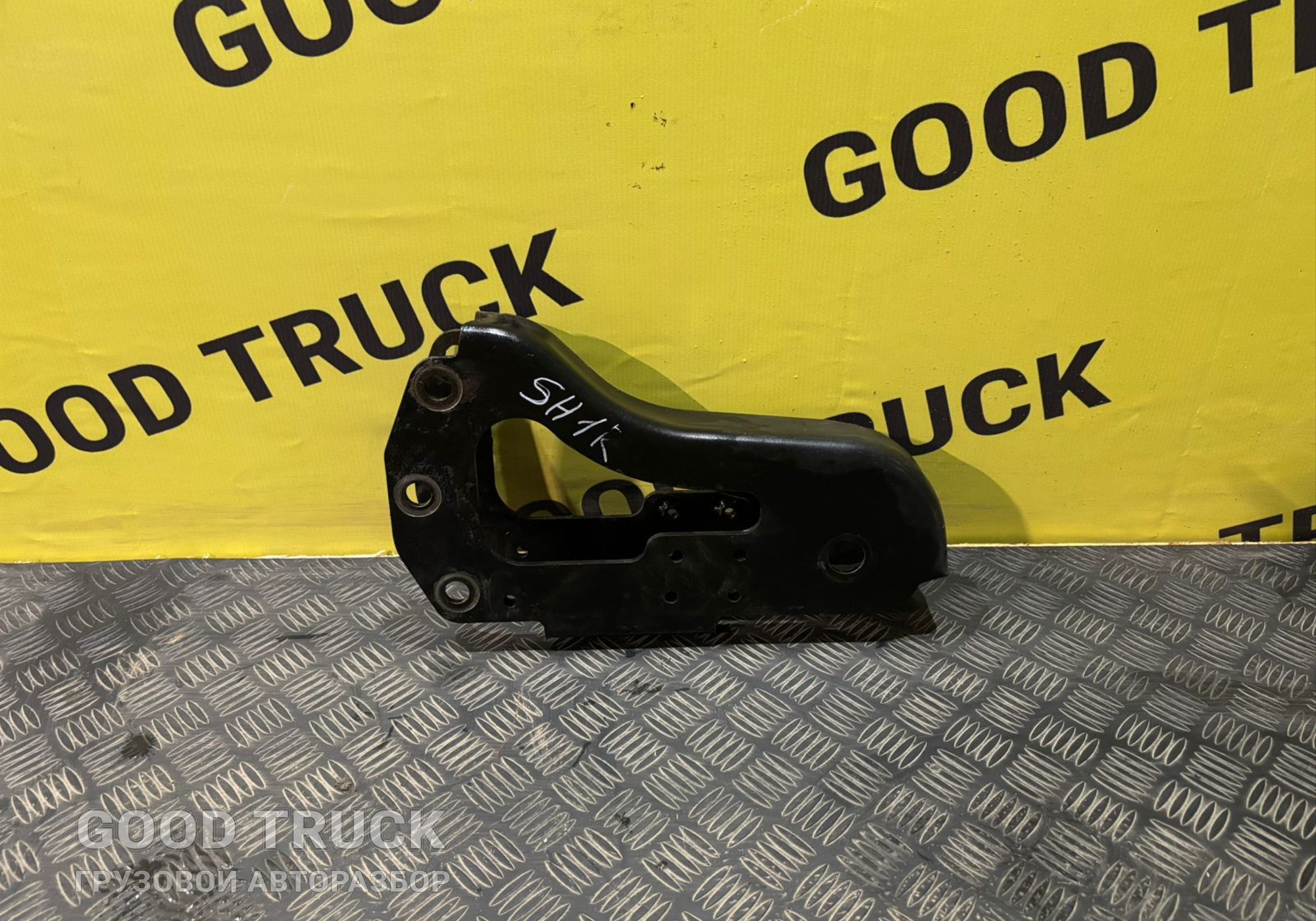 DZ16251433067 Кронштейн для Shacman X6000 (с 2020)