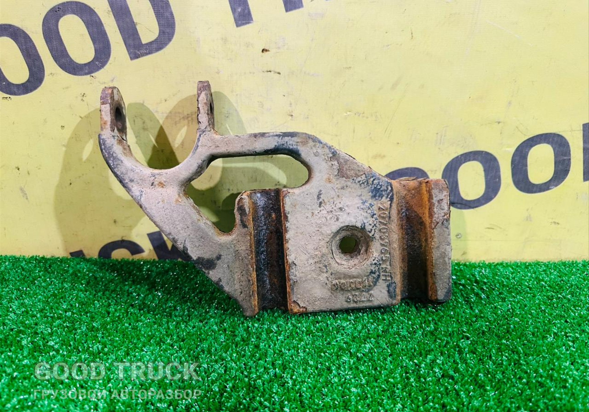 20703965 Кронштейн амортизатора переднего правого для Volvo FH 3 (с 2008 по 2012)