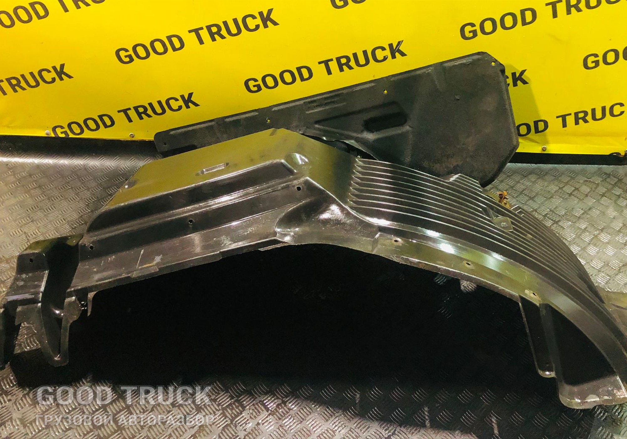 81612300208 Крыло переднее правое