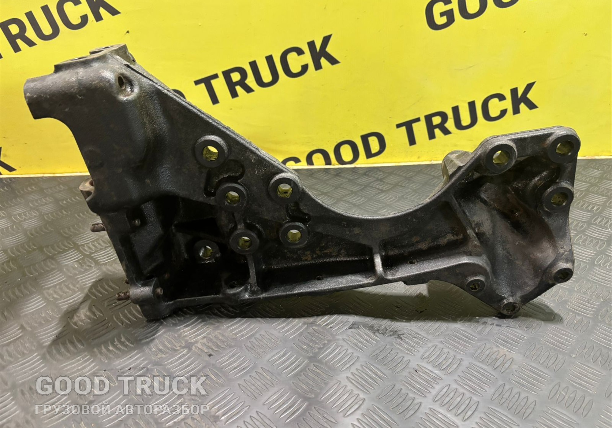 1727270 Кронштейн переднего бампера левый для Scania 5-series R (с 2004 по 2016)